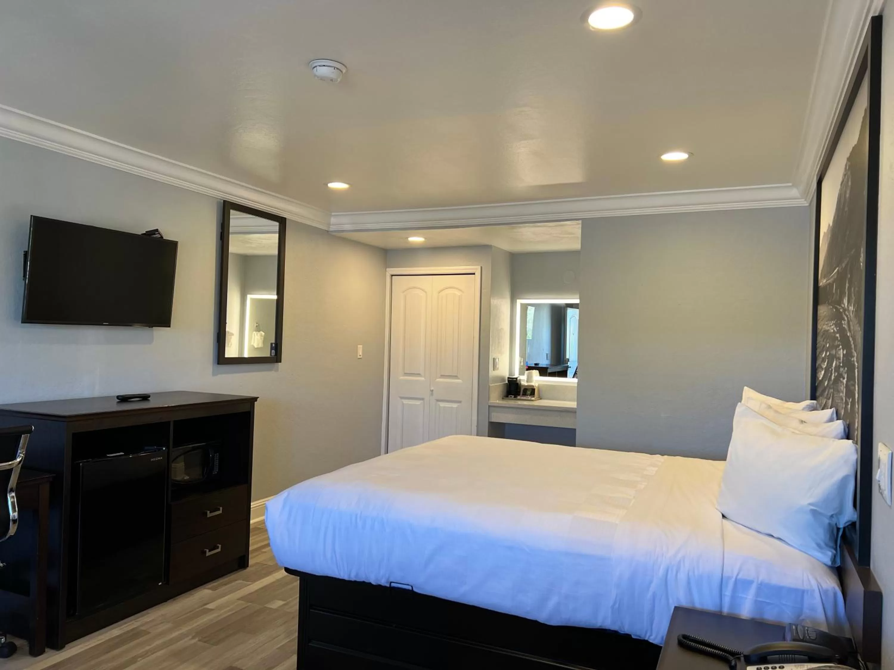 TV and multimedia, Bed in Aura Inn Monterey