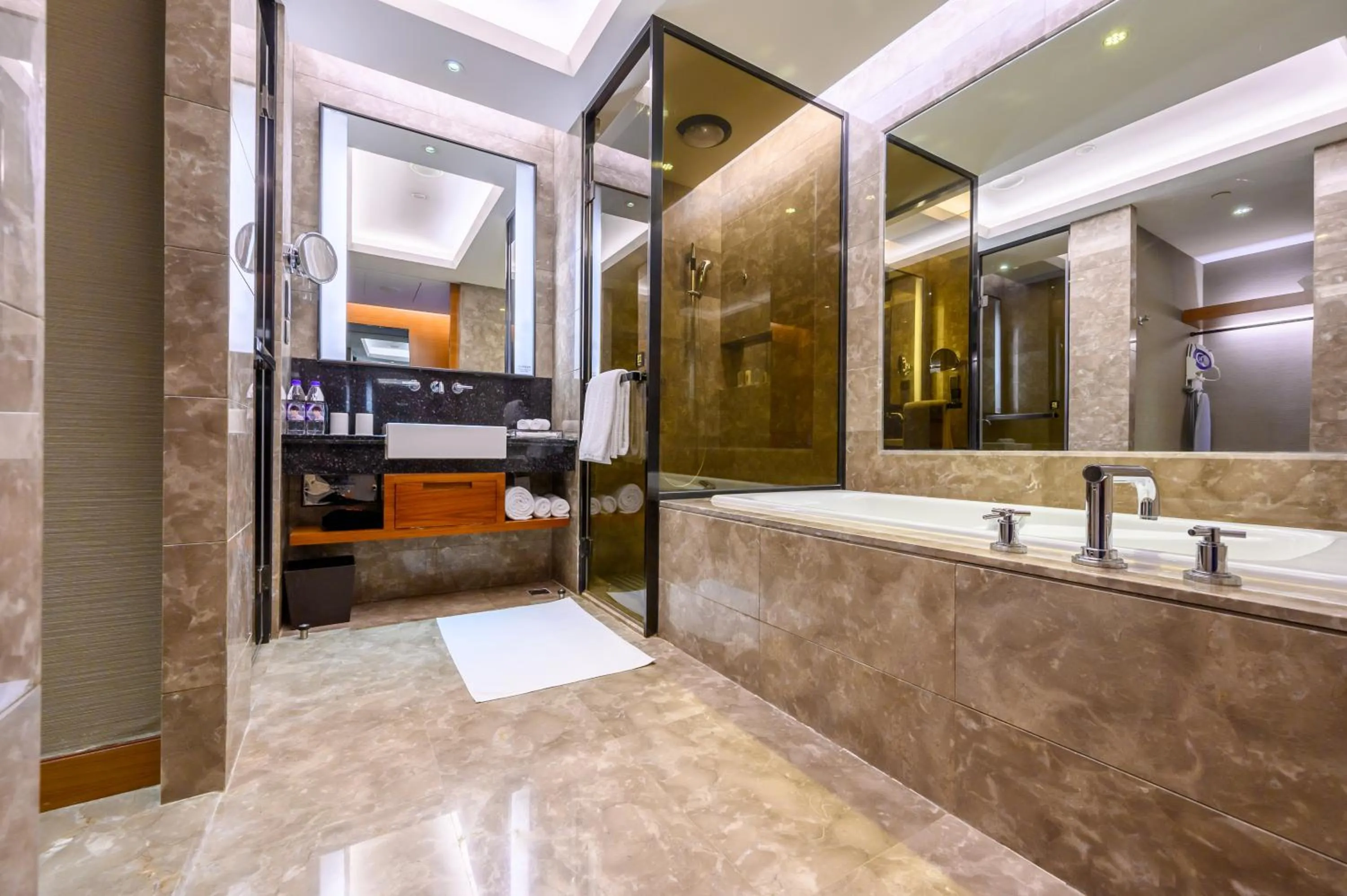 Toilet in Crowne Plaza Huizhou by IHG