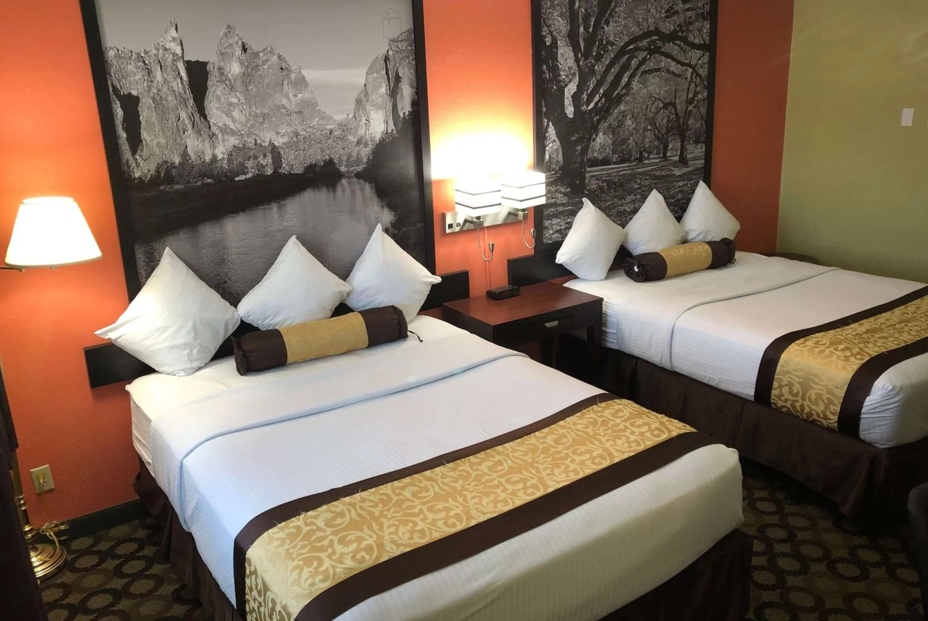 Photo of the whole room in Super 8 by Wyndham Ontario