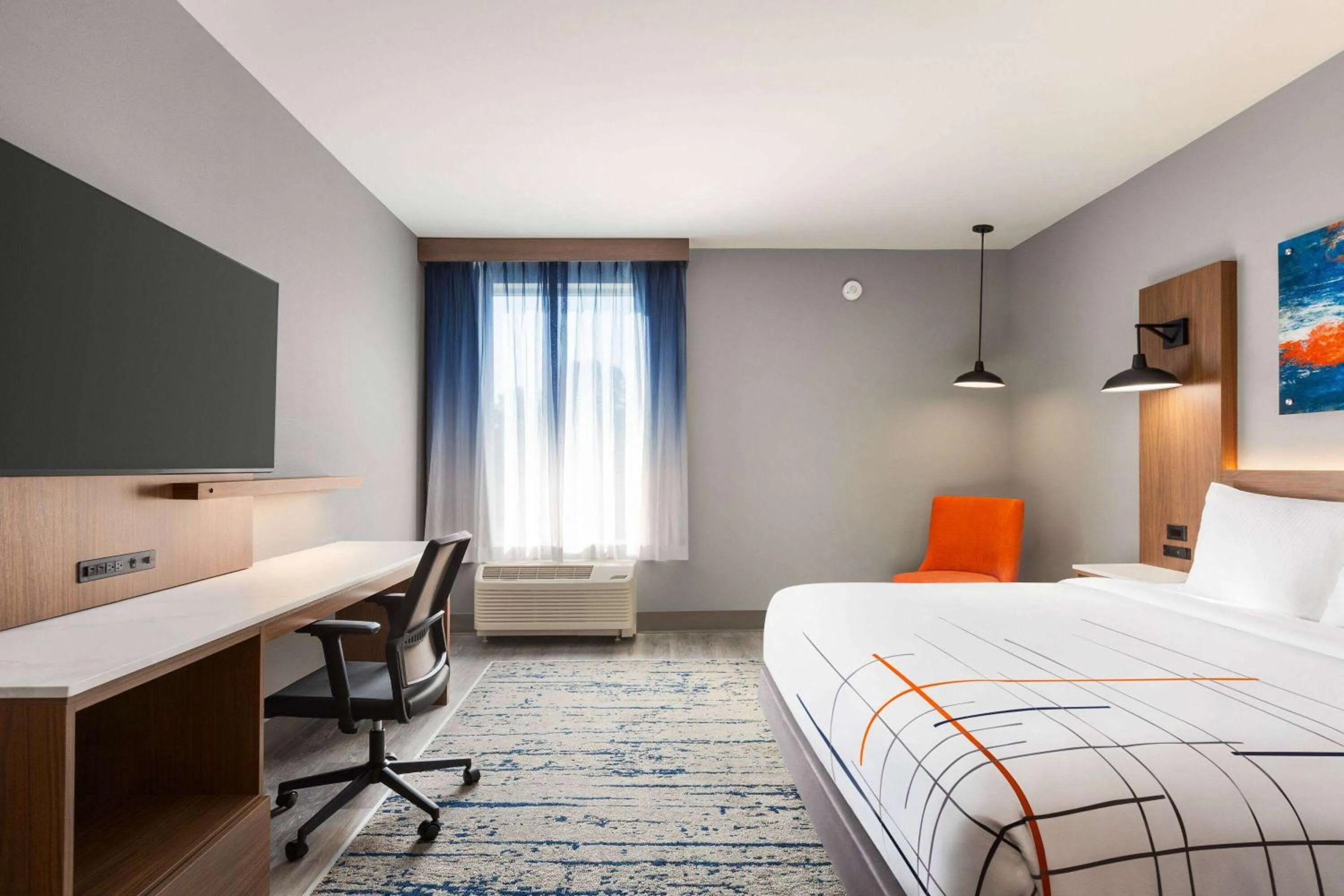 Photo of the whole room, Bed in La Quinta Inn & Suites by Wyndham Mount Laurel Moorestown