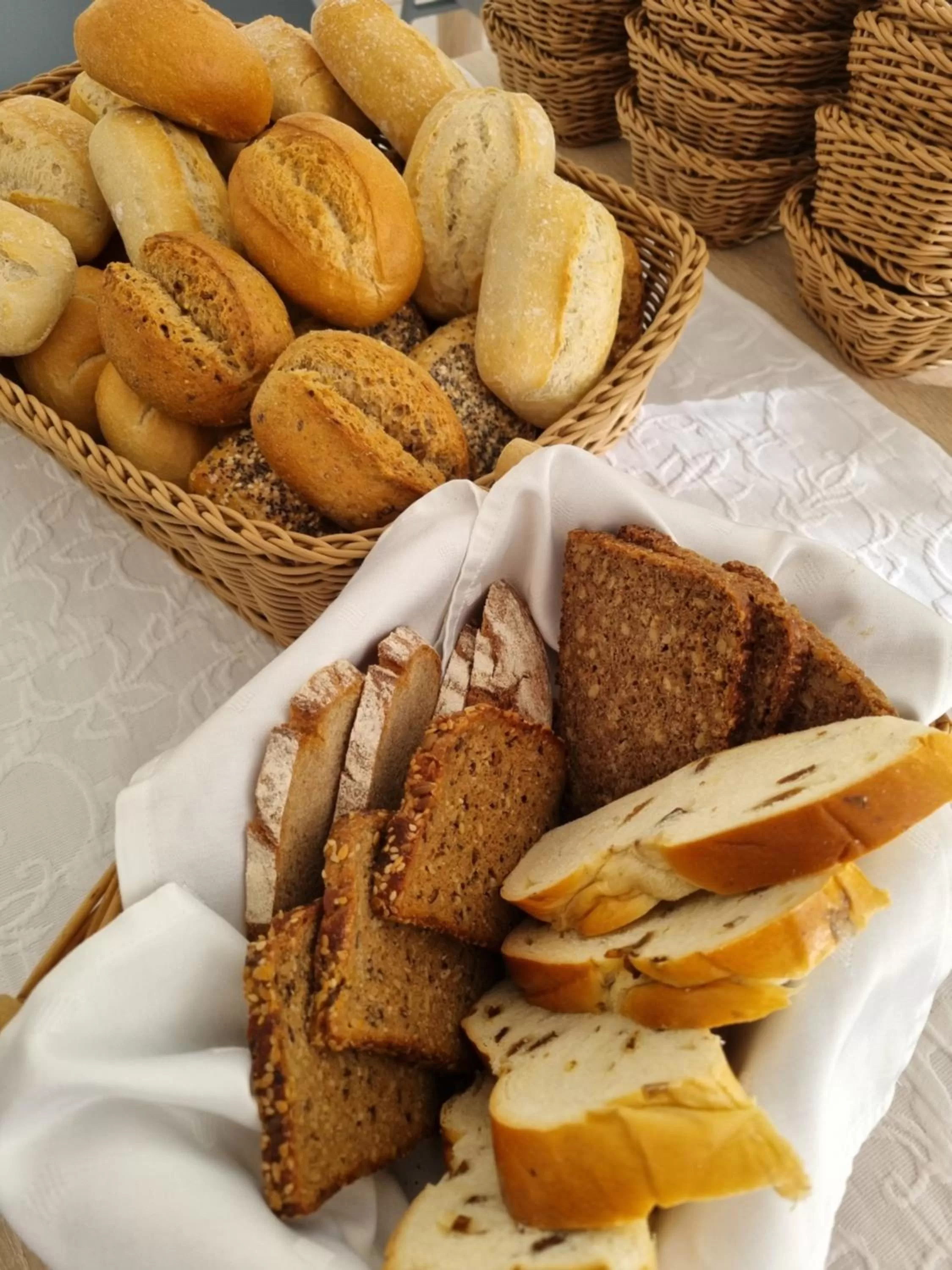 Breakfast, Food in Parkhotel Am Schwanenteich