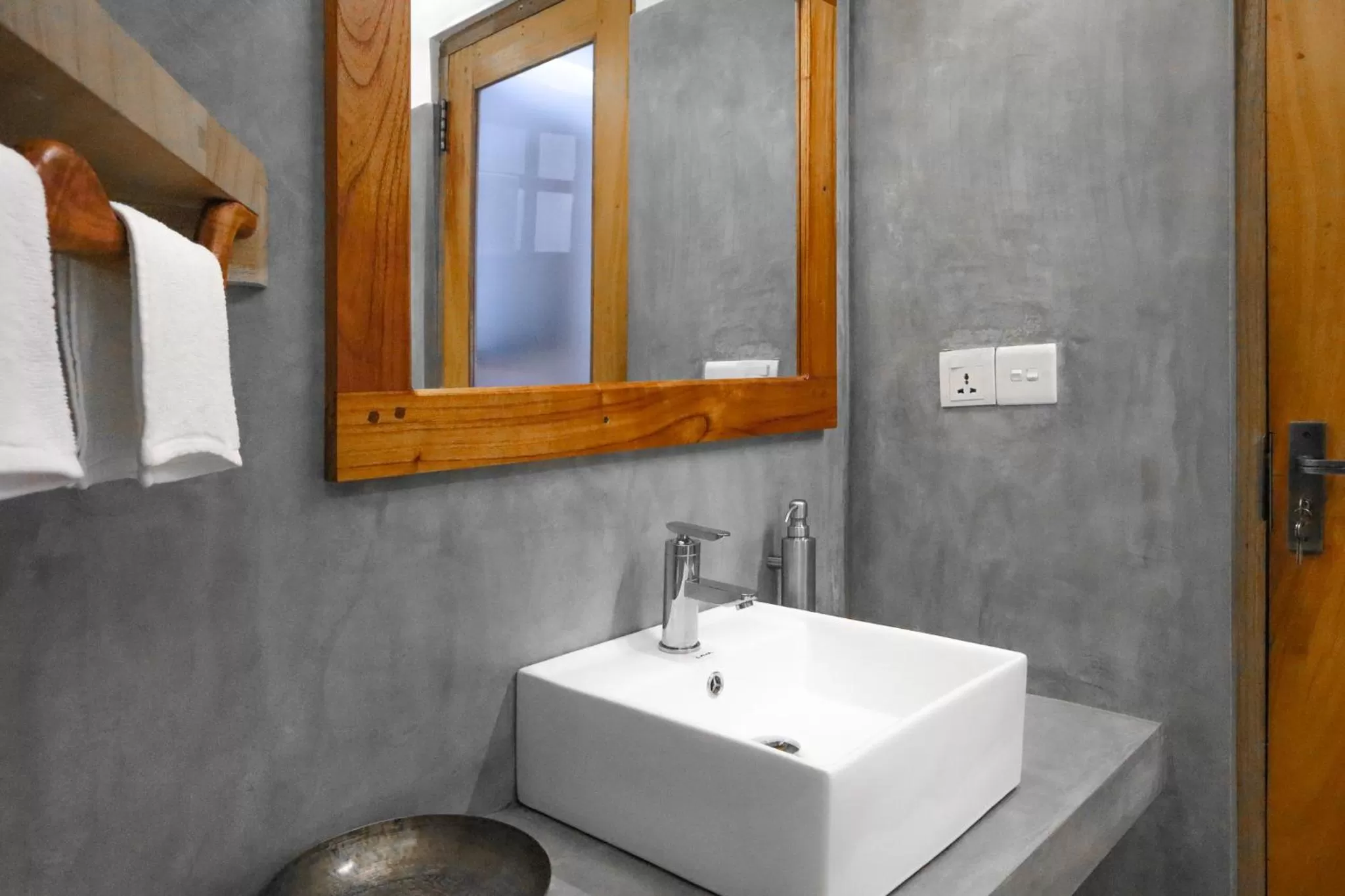 Public Bath in The One Ella