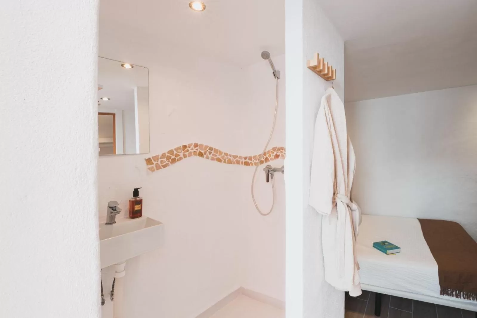 Shower in Encanto Guesthouse