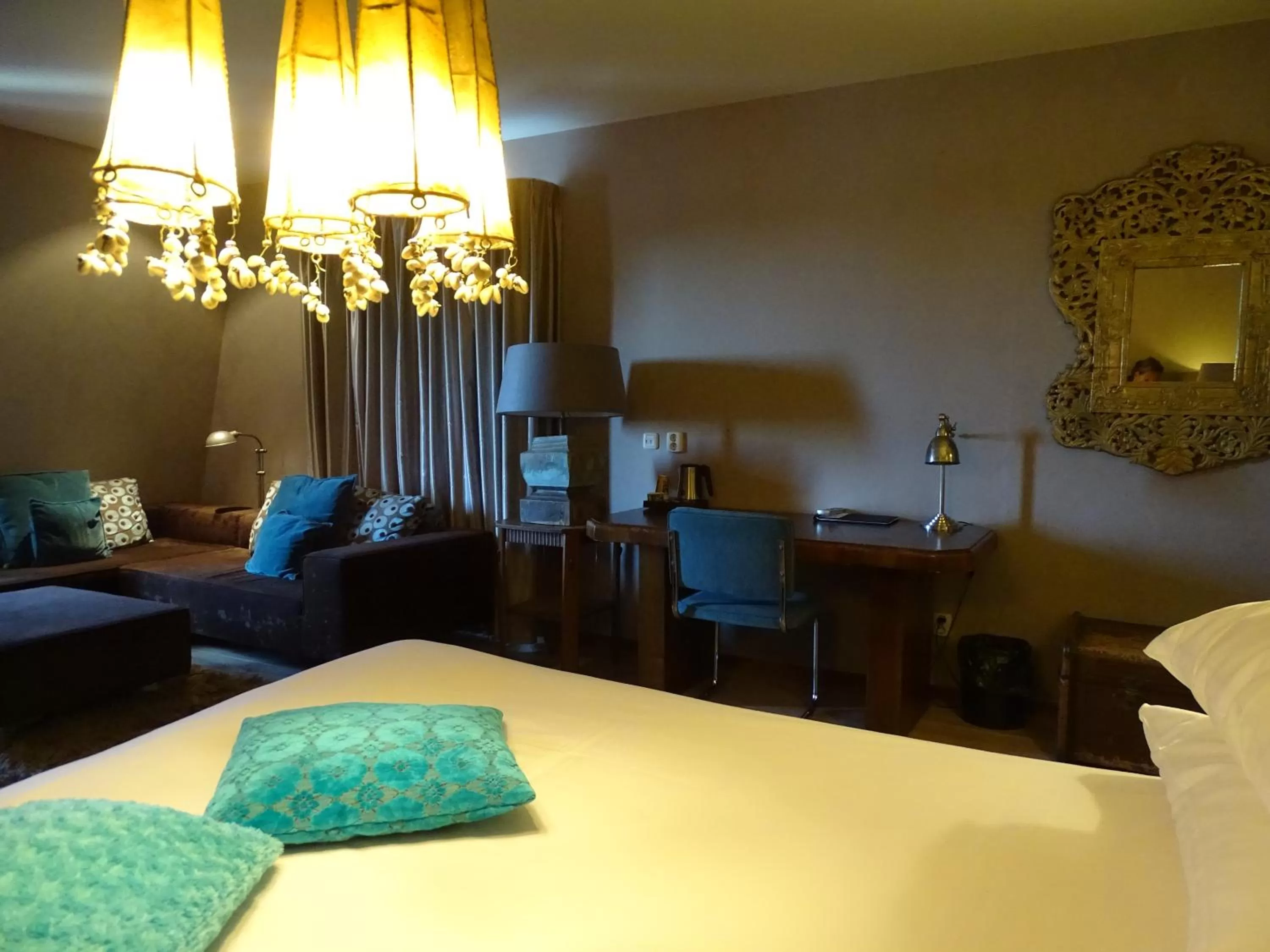 Seating area, Bed in Augusta Hotel