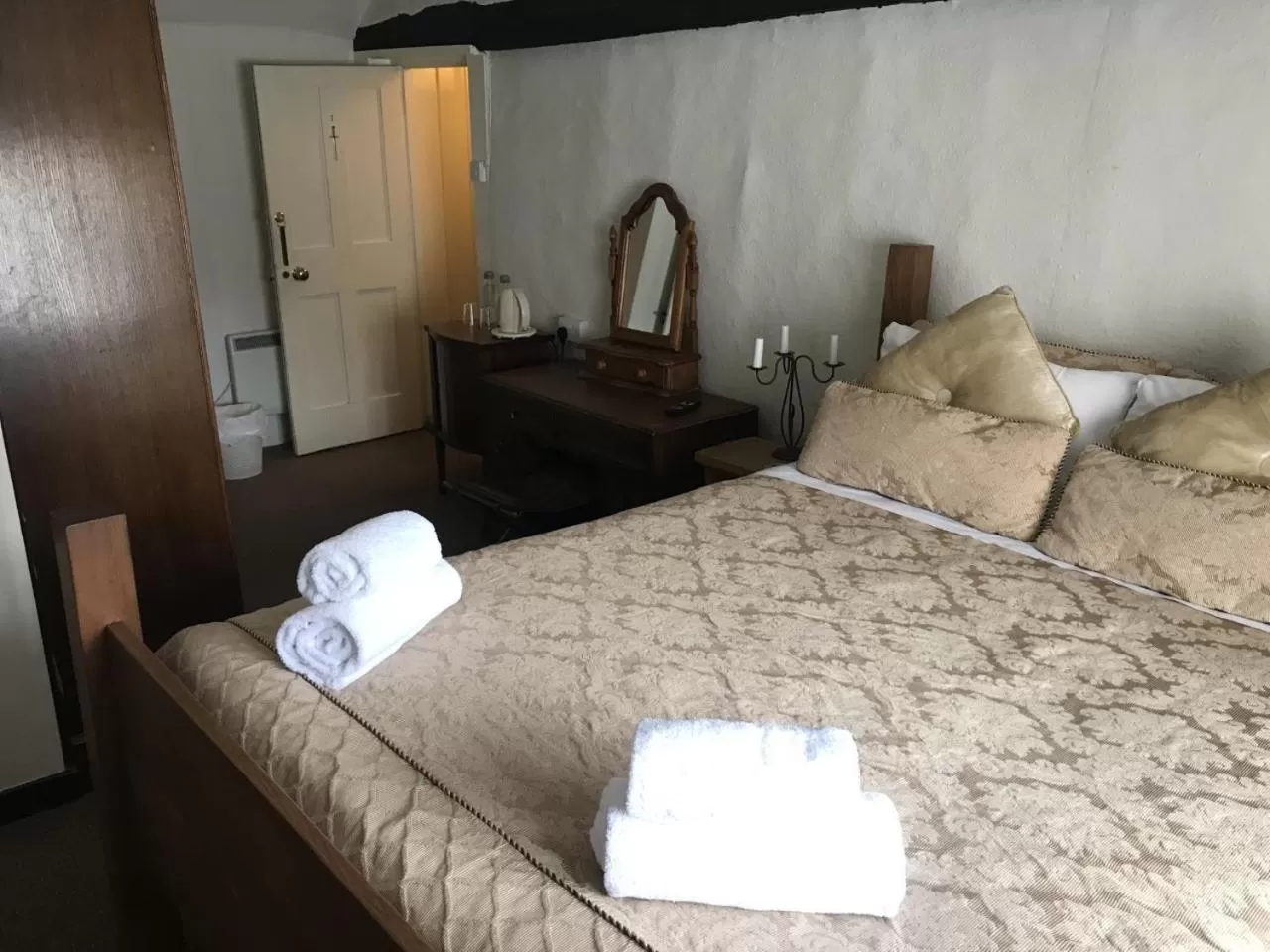 Bed in The Chequers Inn