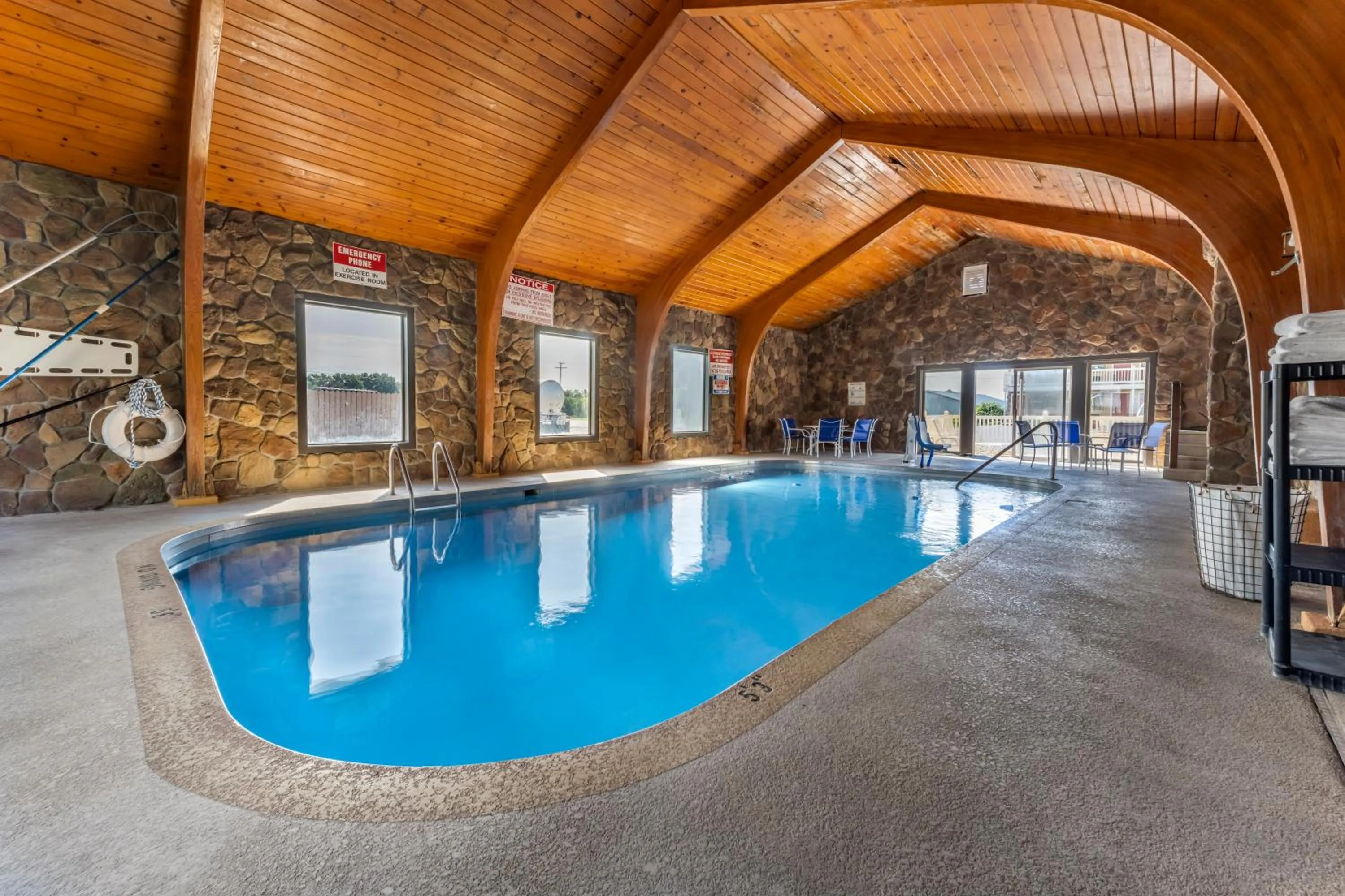 Swimming pool in Econo Lodge Wooster