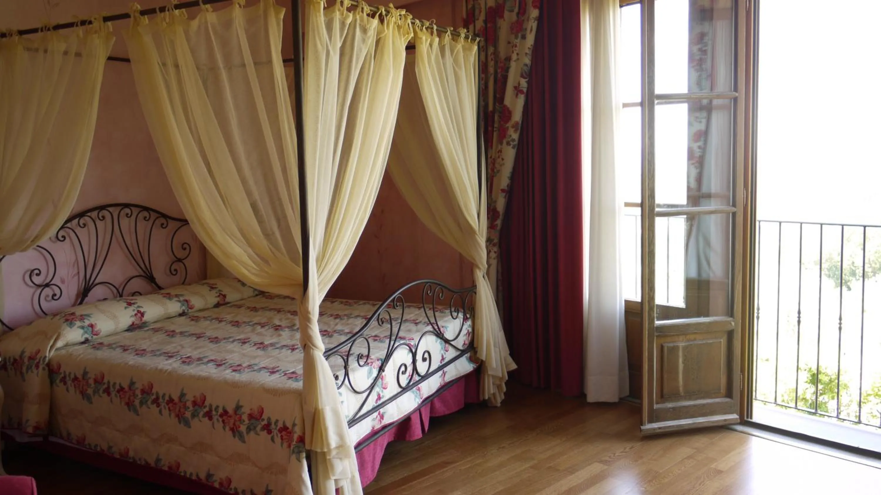 Bedroom, Bed in Hotel Borgo Di Cortefreda - Place of Charme