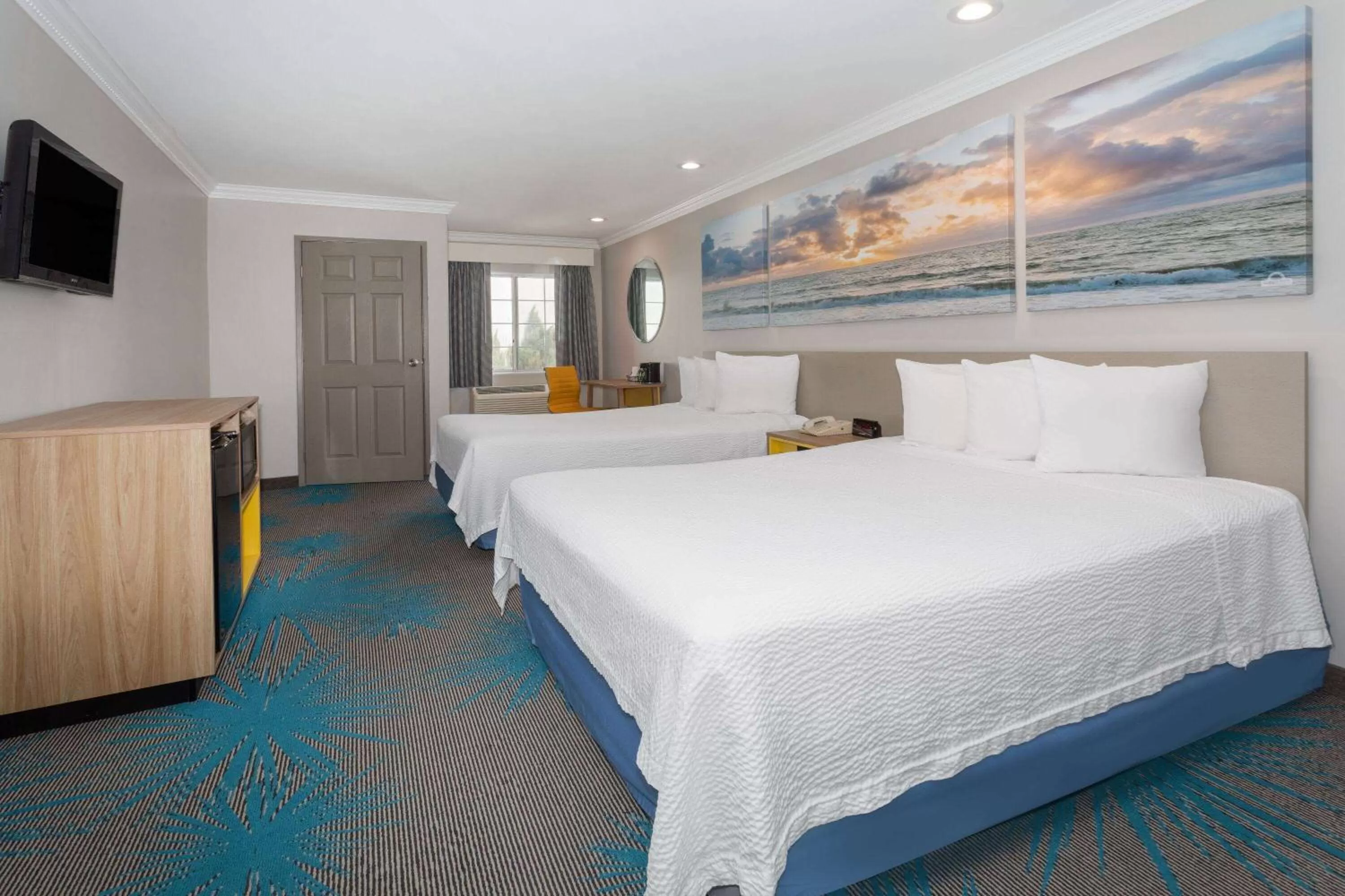 Photo of the whole room, Bed in Days Inn by Wyndham Santa Monica