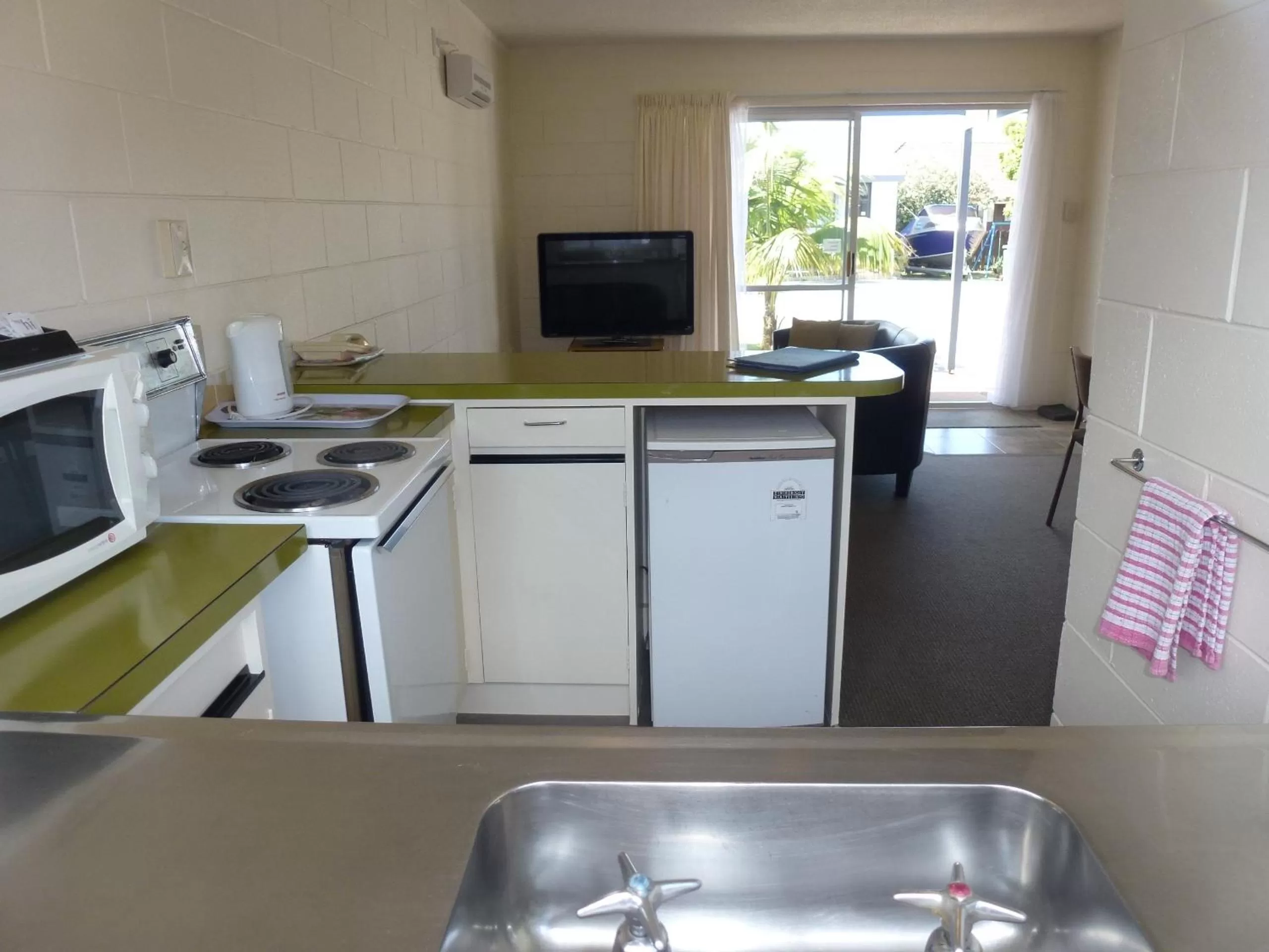 Kitchen or kitchenette in Mana-Nui Motel