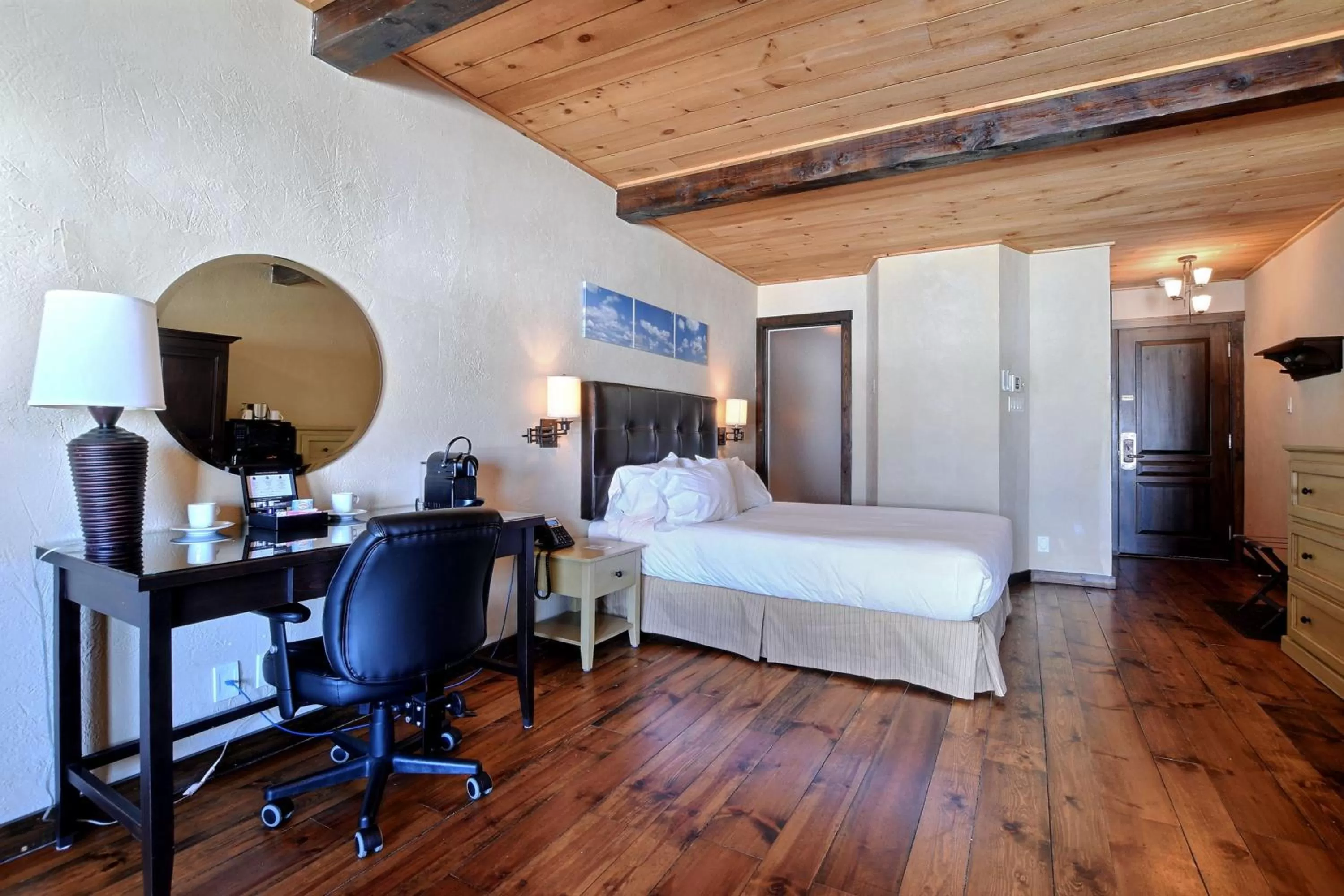 Bed in Les Condos Du Lac Taureau- Rooms & Condos