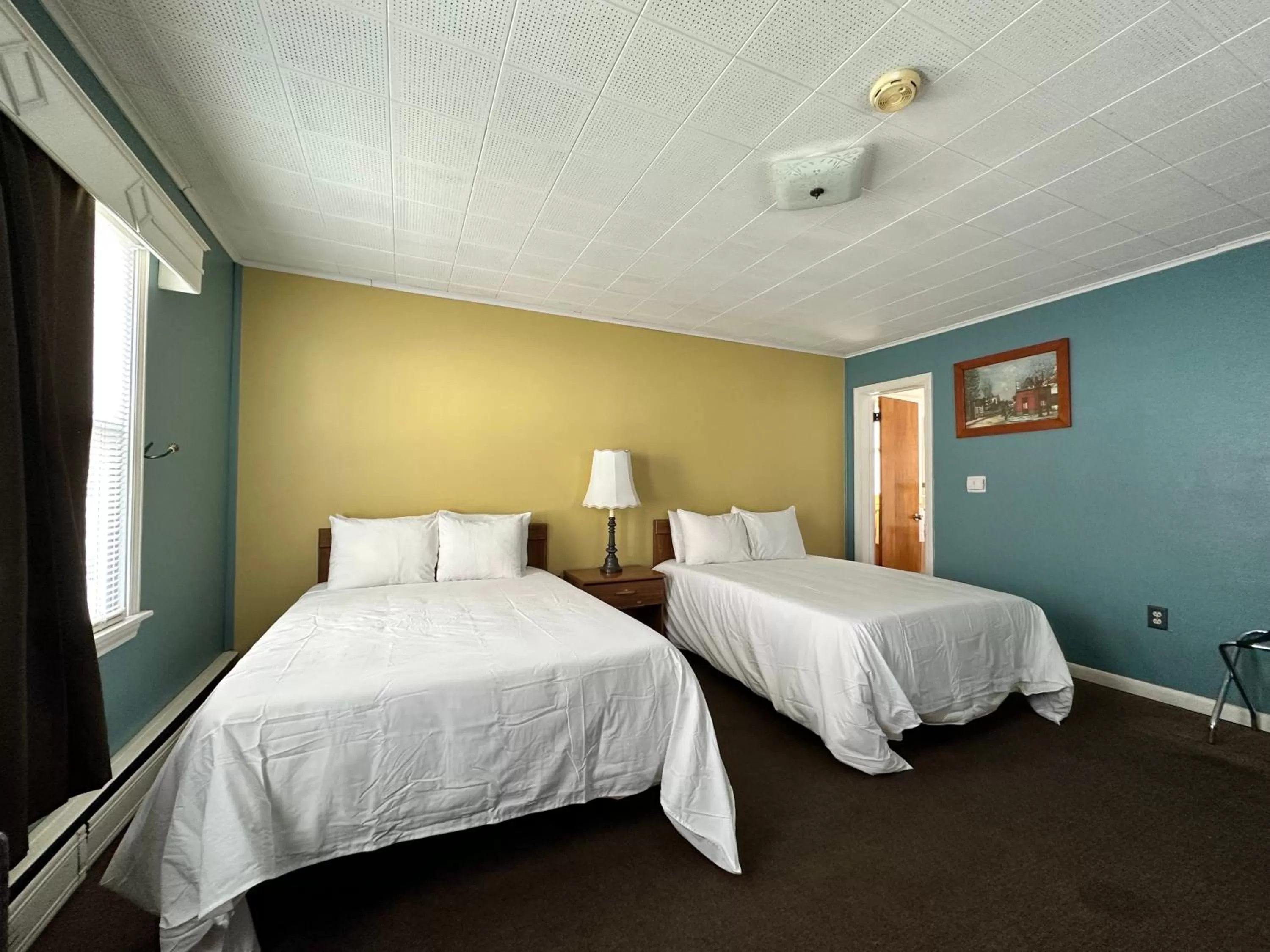 Double Room with Two Double Beds in The Colonial Inn & Creamery