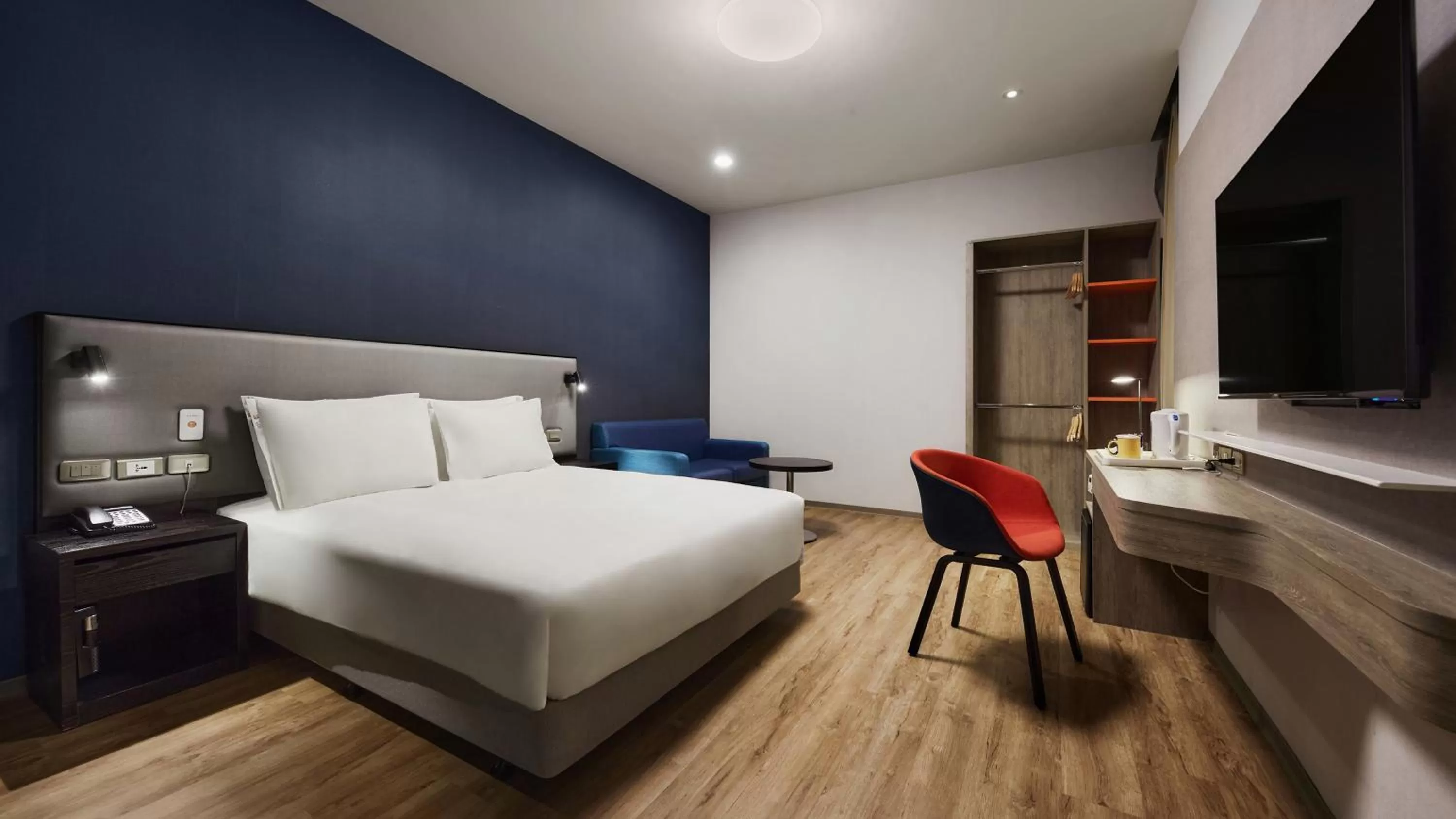 Bedroom, Bed in Holiday Inn Express Taichung Park by IHG