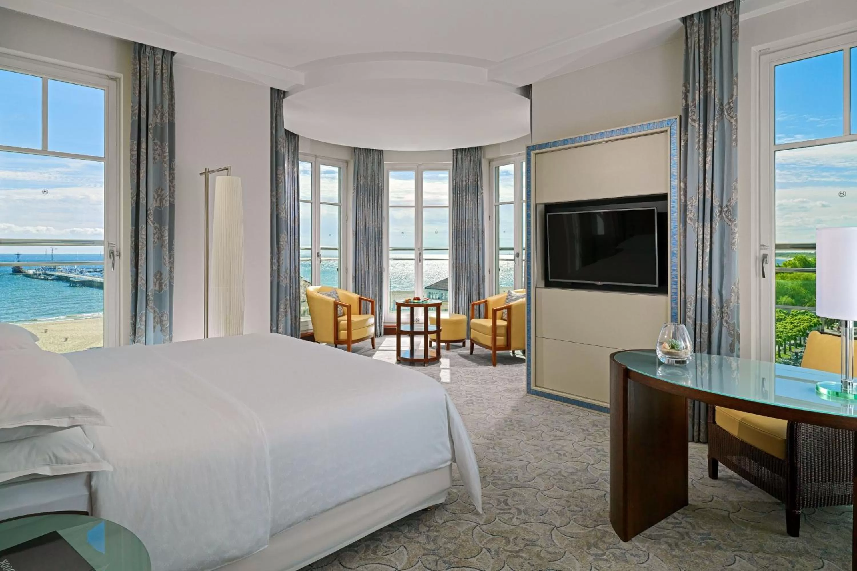 Photo of the whole room, Bed in Sheraton Sopot Hotel