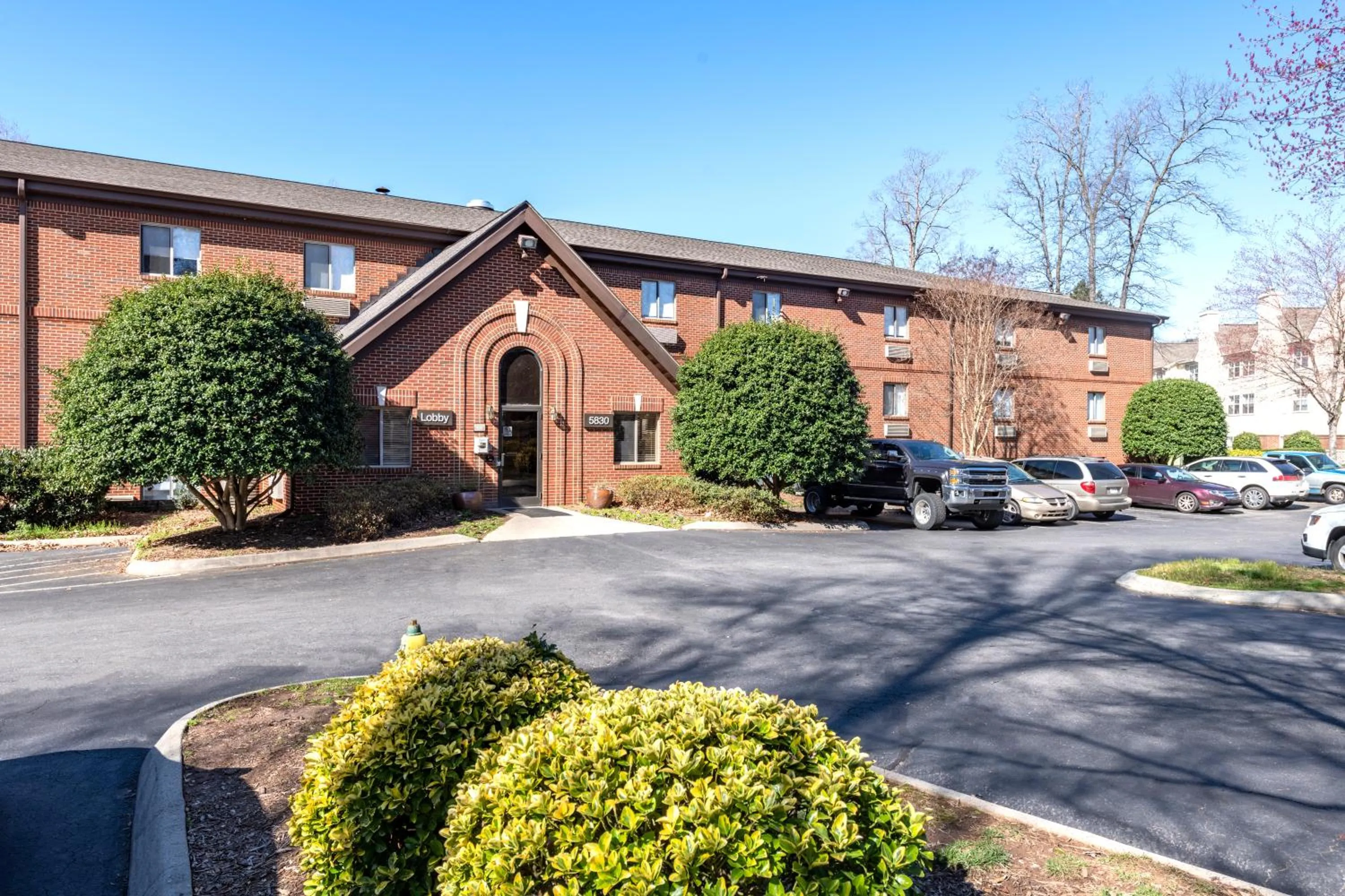Property building in Extended Stay America Select Suites - Charlotte - Tyvola Rd - Executive Park