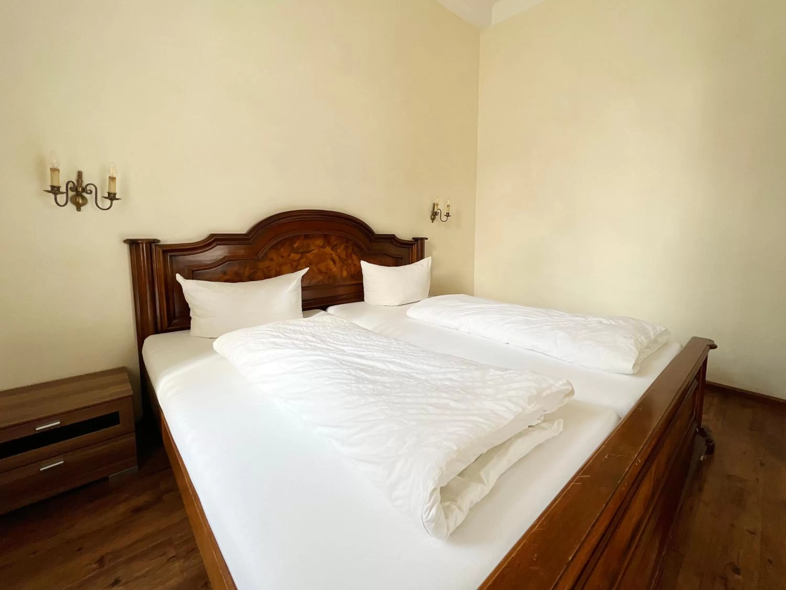 Bed in Hotel Kühler Krug