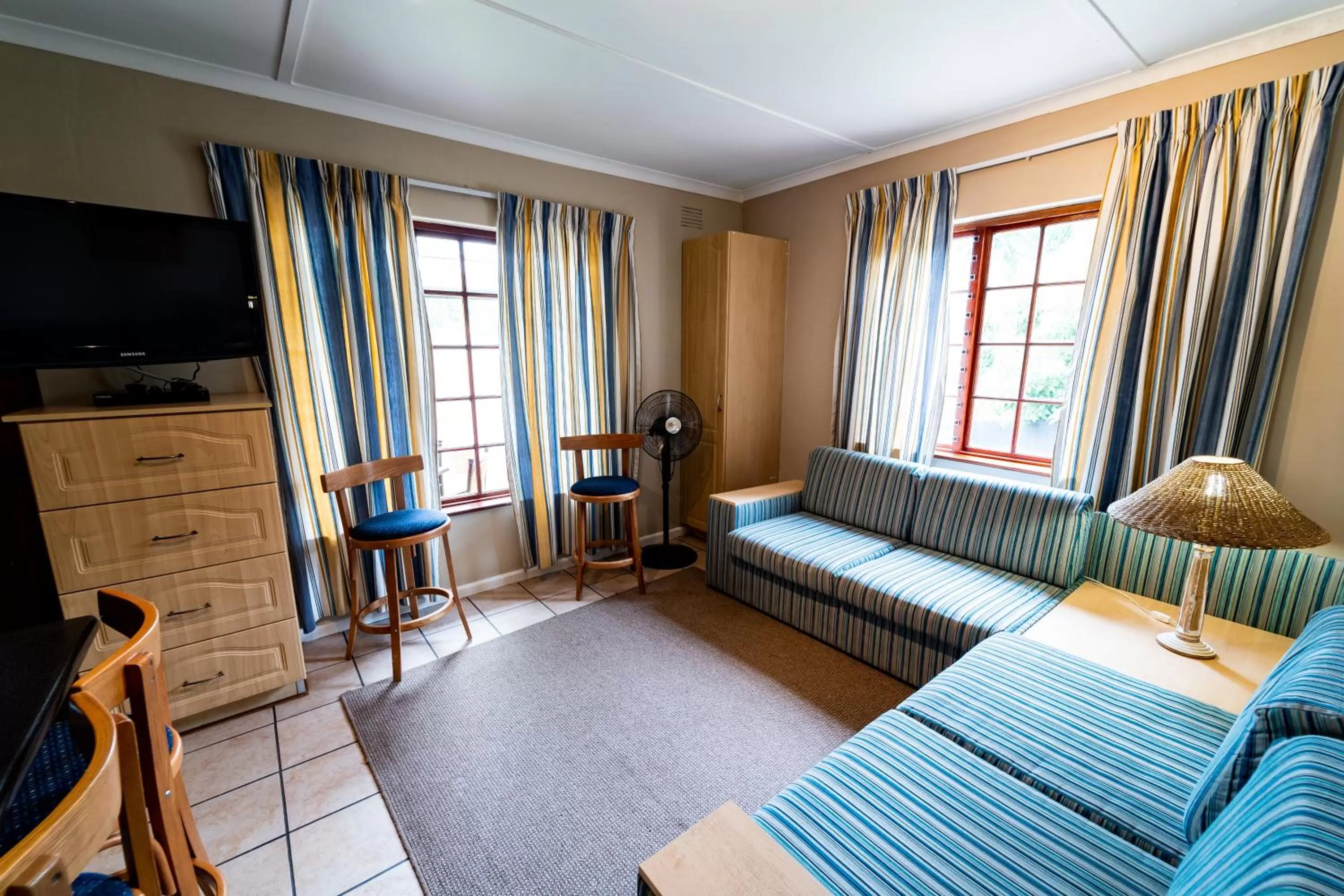 Living room, Bed in Gooderson Knysna Chalets