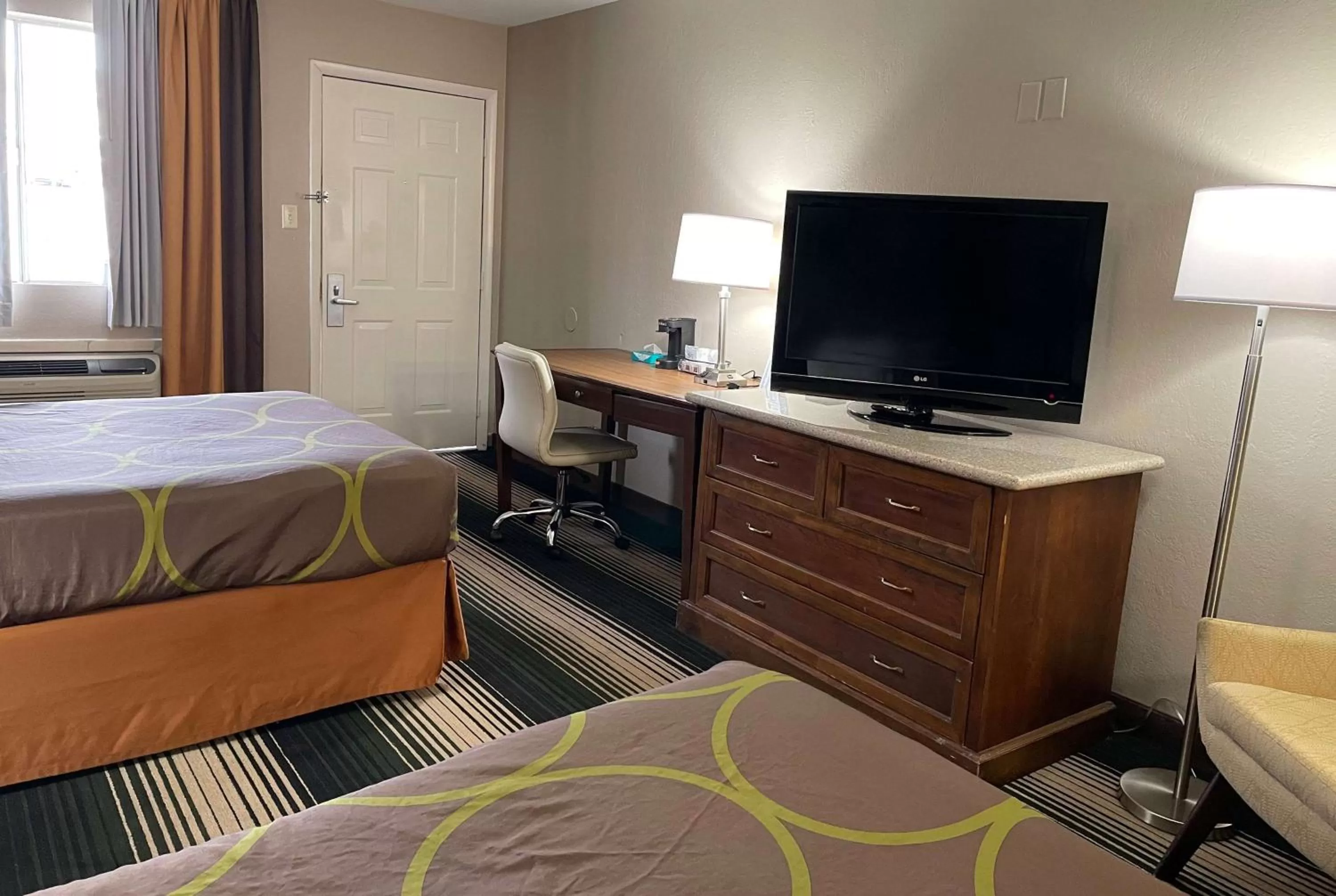 Photo of the whole room, Bed in Deluxe Inn & Suites