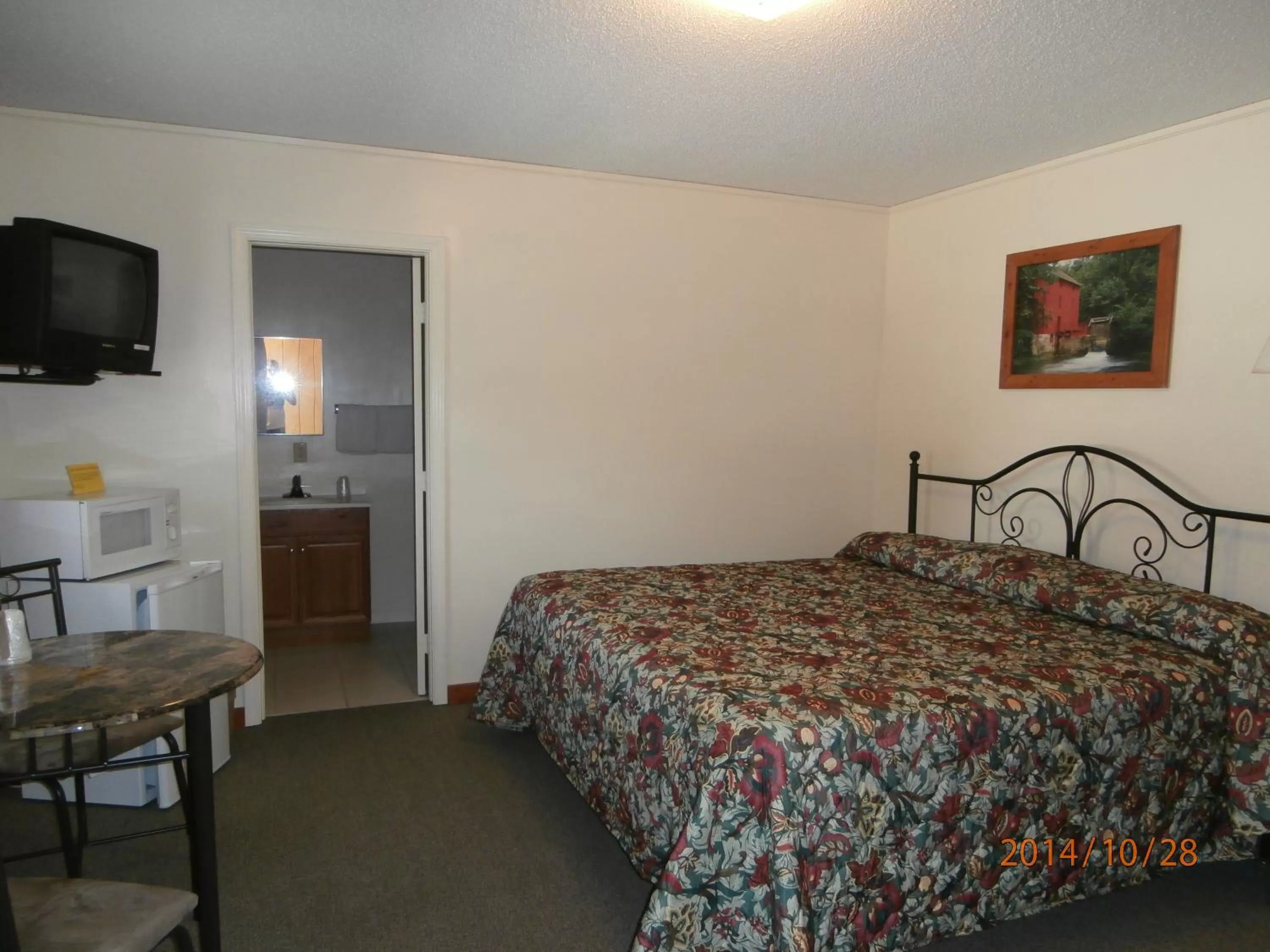 Bed in Riverbend Lodging