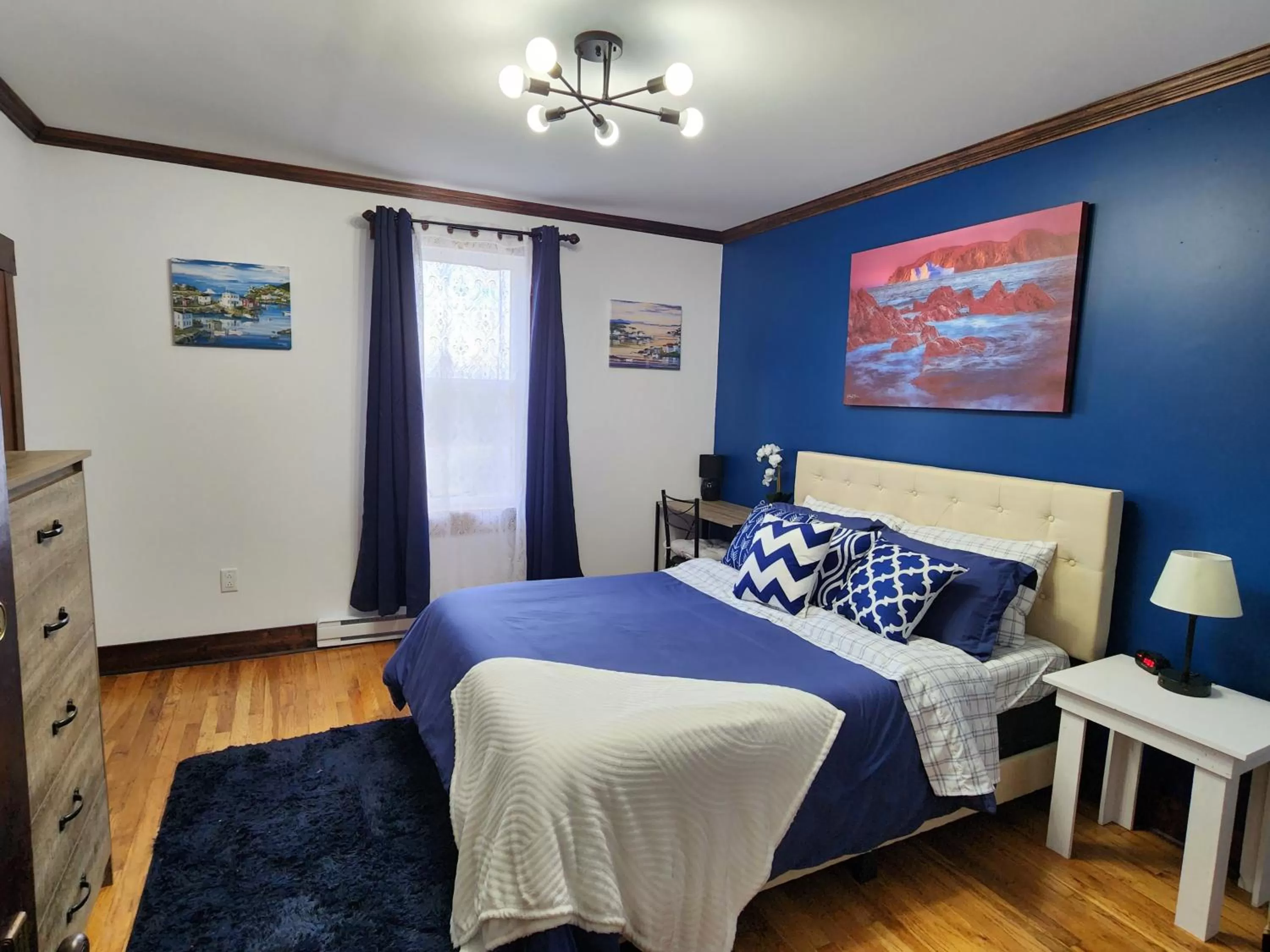 Photo of the whole room, Bed in The Harbourside Inn & Cafe