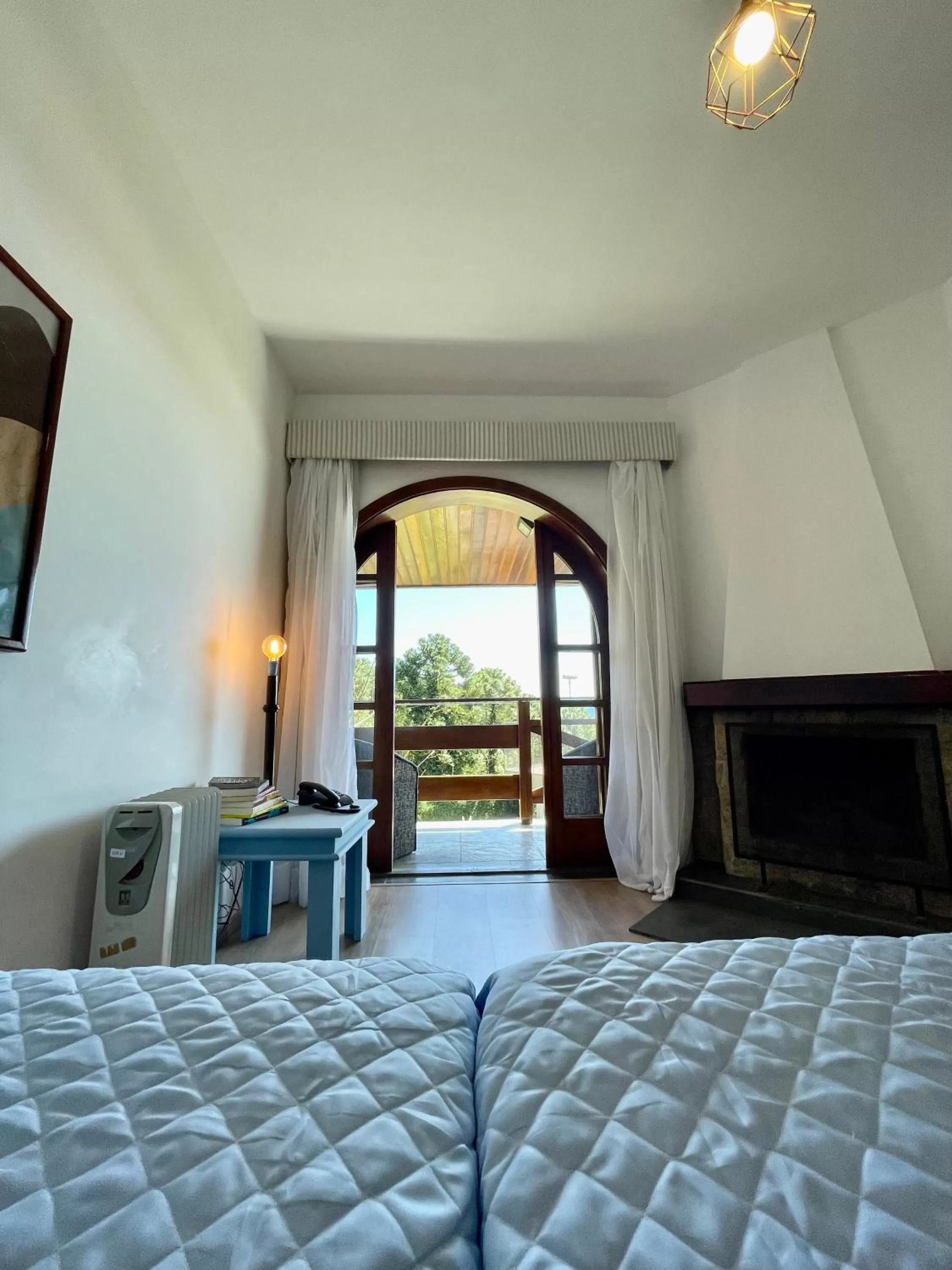 Living room, Bed in MineirINN l Piscina Aquecida e Hidro na Montanha