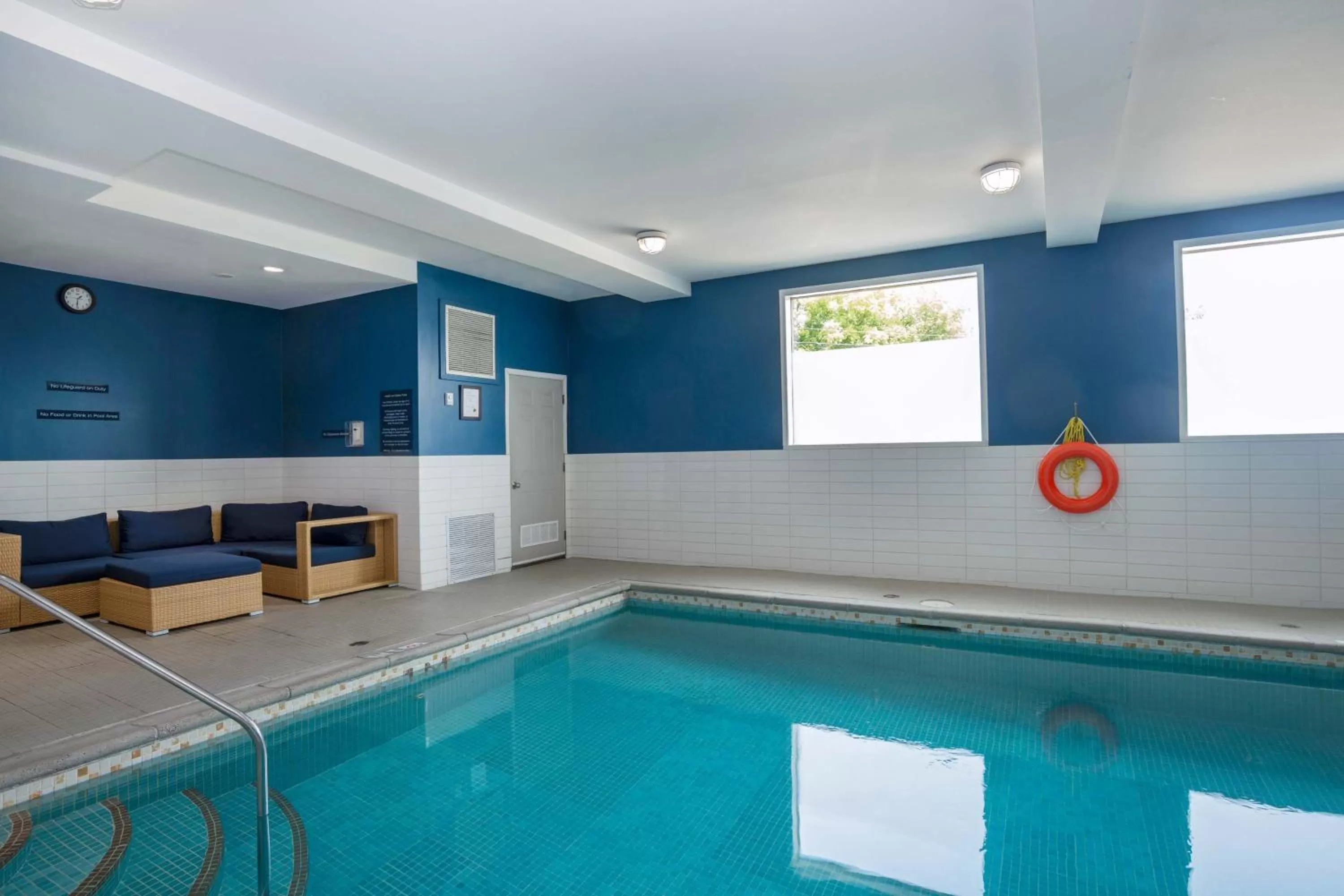 Swimming pool in Sandman Hotel Vernon