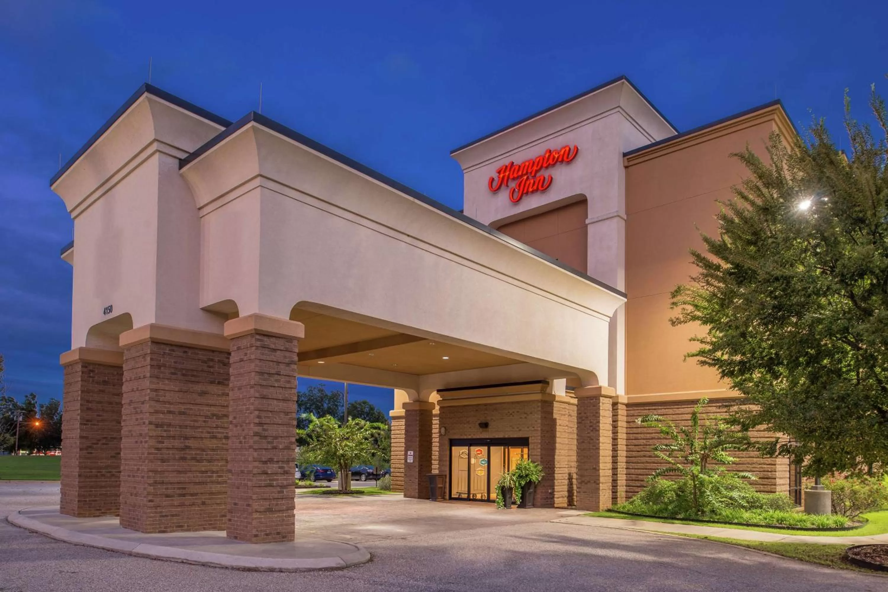 Property building in Hampton Inn Jackson-College Avenue