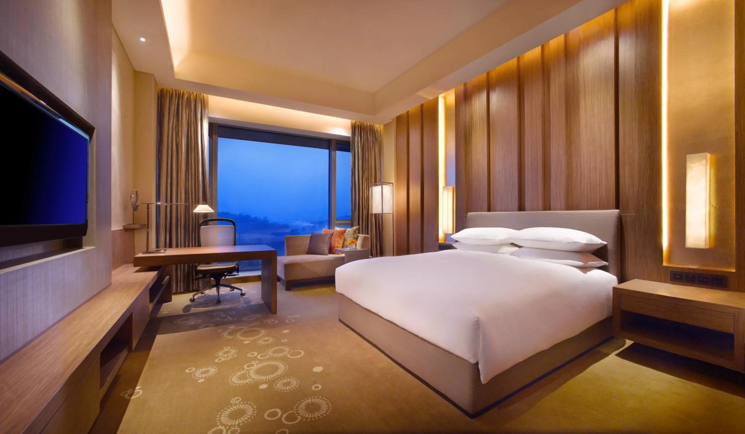 Photo of the whole room, Bed in Hyatt Regency Guiyang