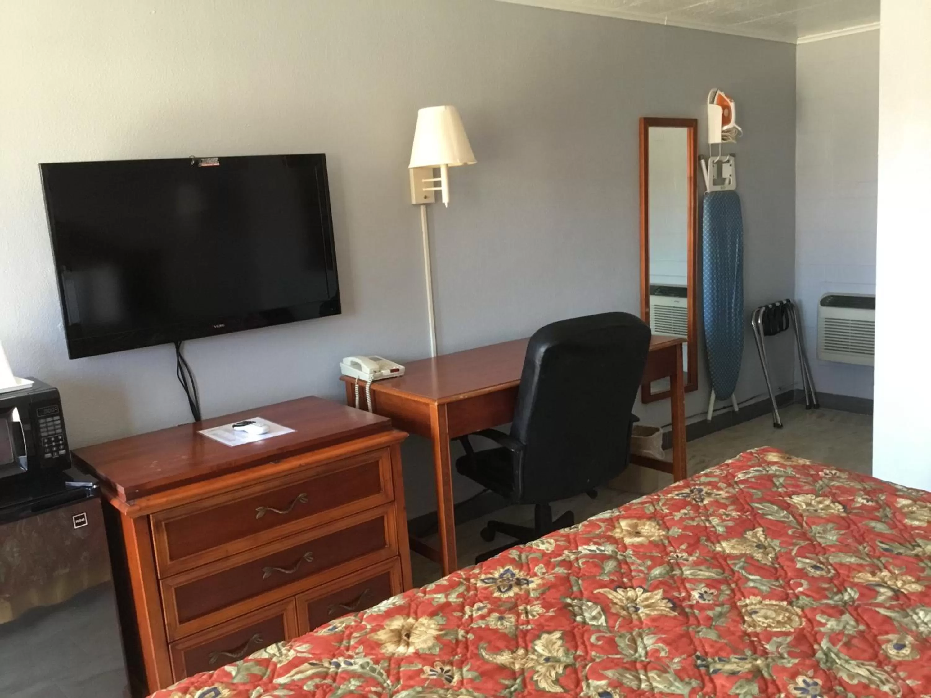 TV and multimedia, Bed in Budget Inn Plainview