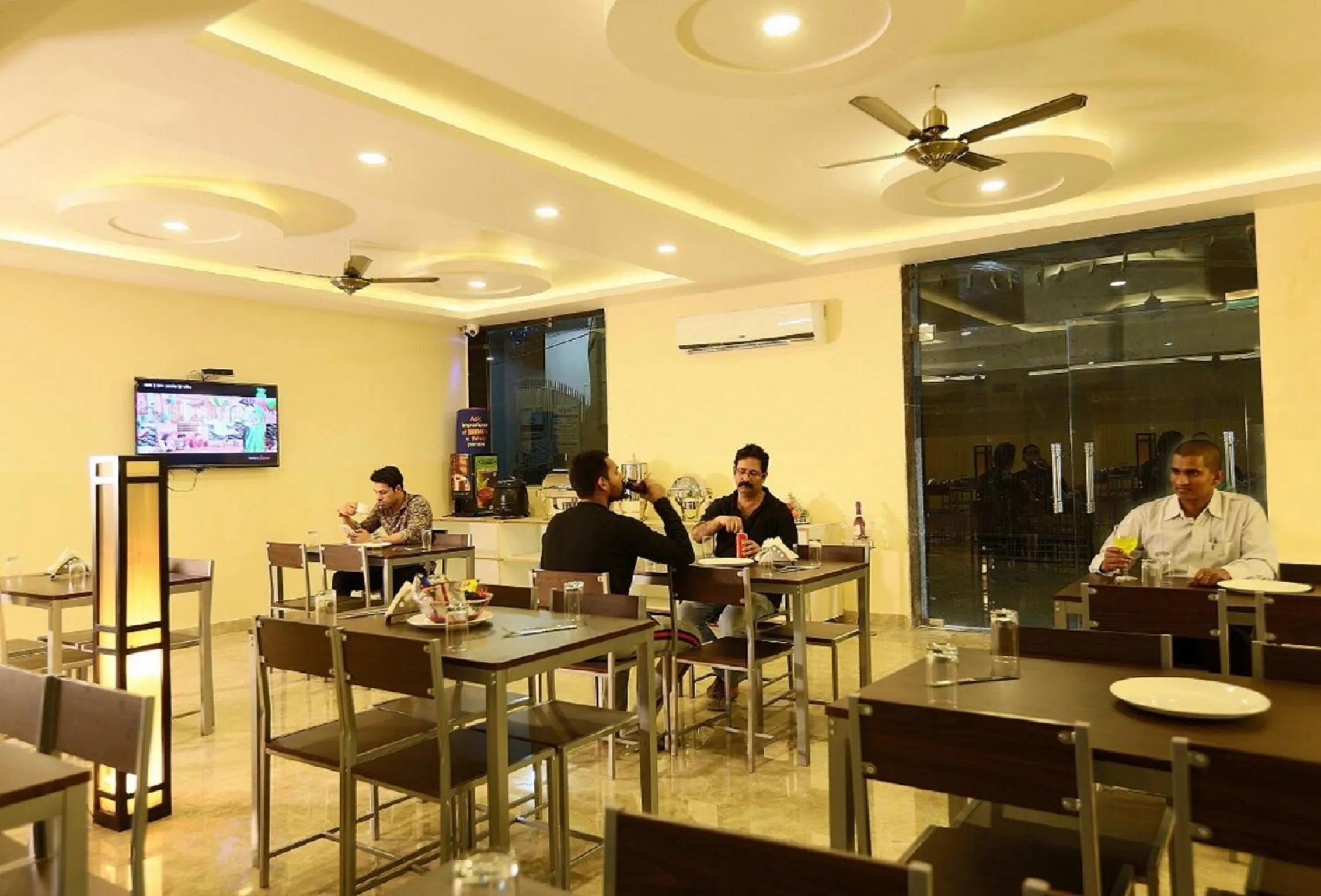 Restaurant/places to eat in Hotel Aeroporto Nearest Landmark Aerocity delhi