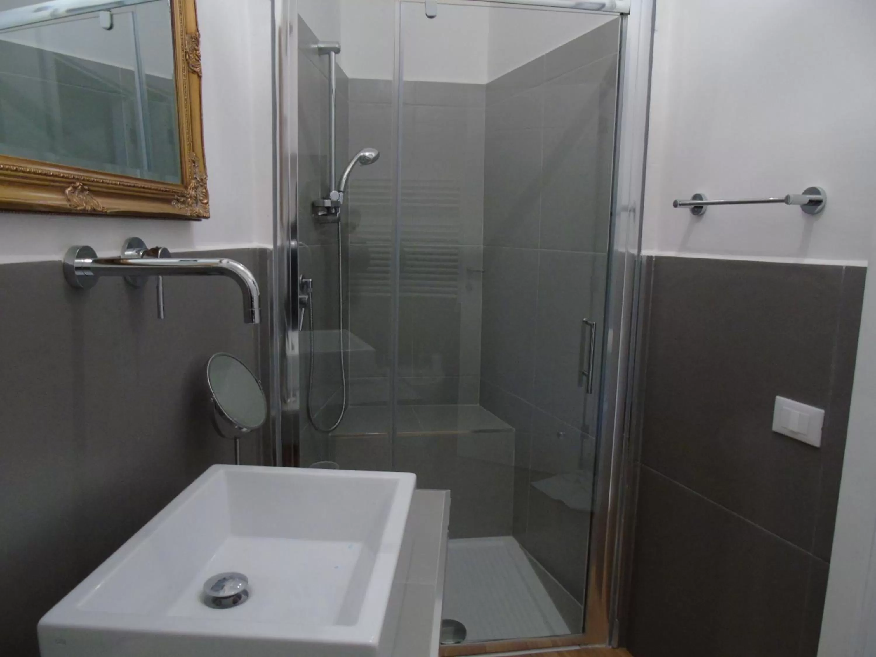 Shower in Room Inn Vatican