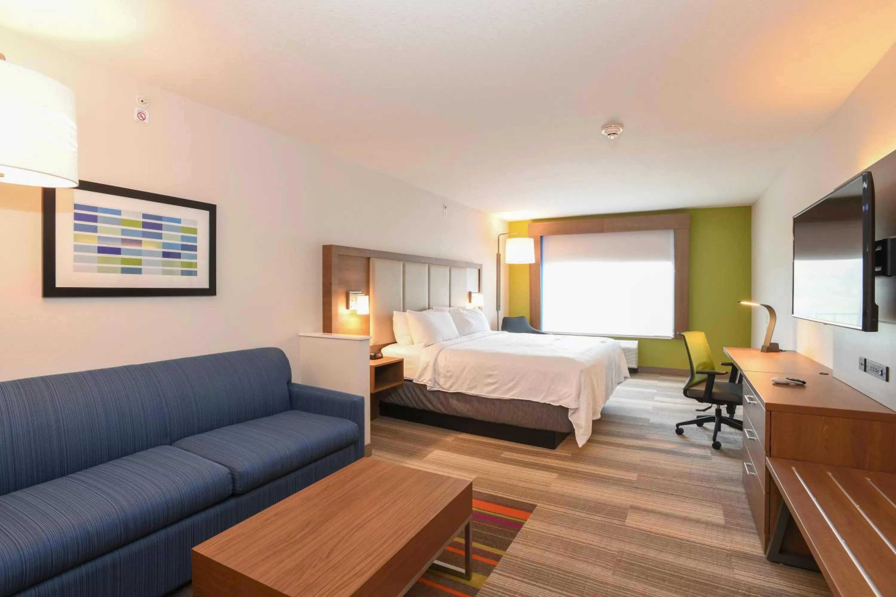 Photo of the whole room, Bed in Holiday Inn Express Hotel & Suites Richwood - Cincinnati South by IHG