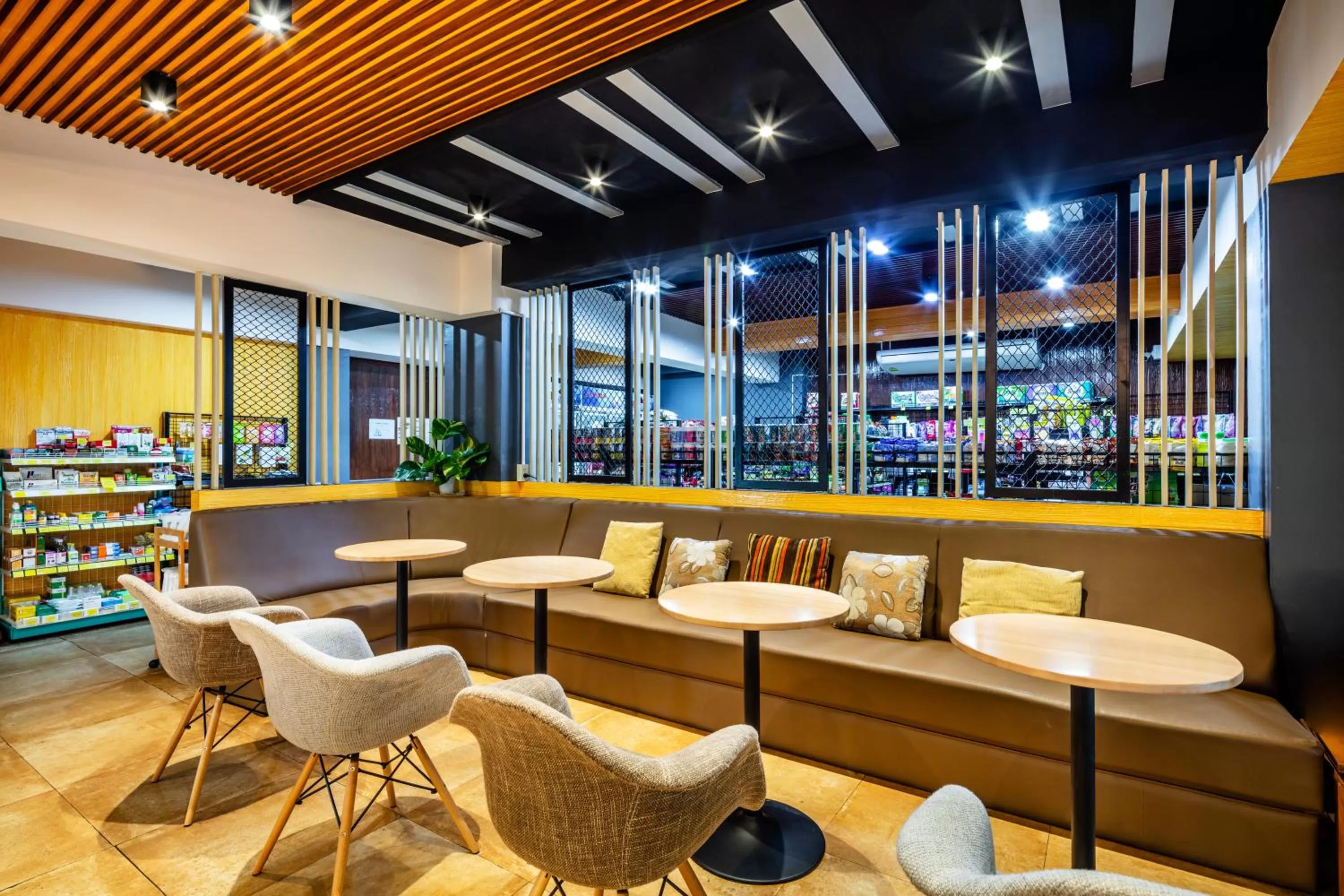 On-site shops in Penyos Suite