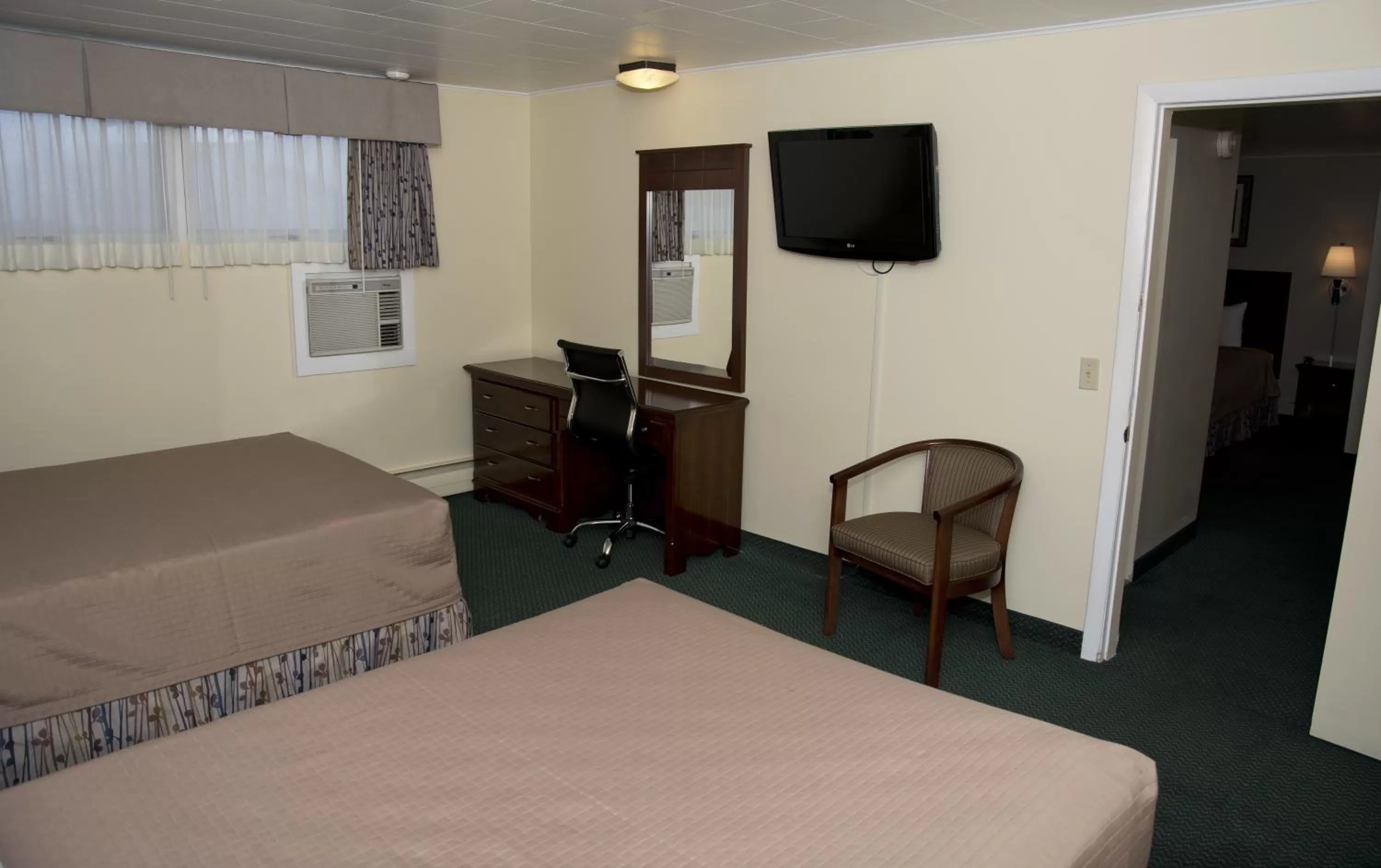 Bedroom, Bed in Travelers Inn