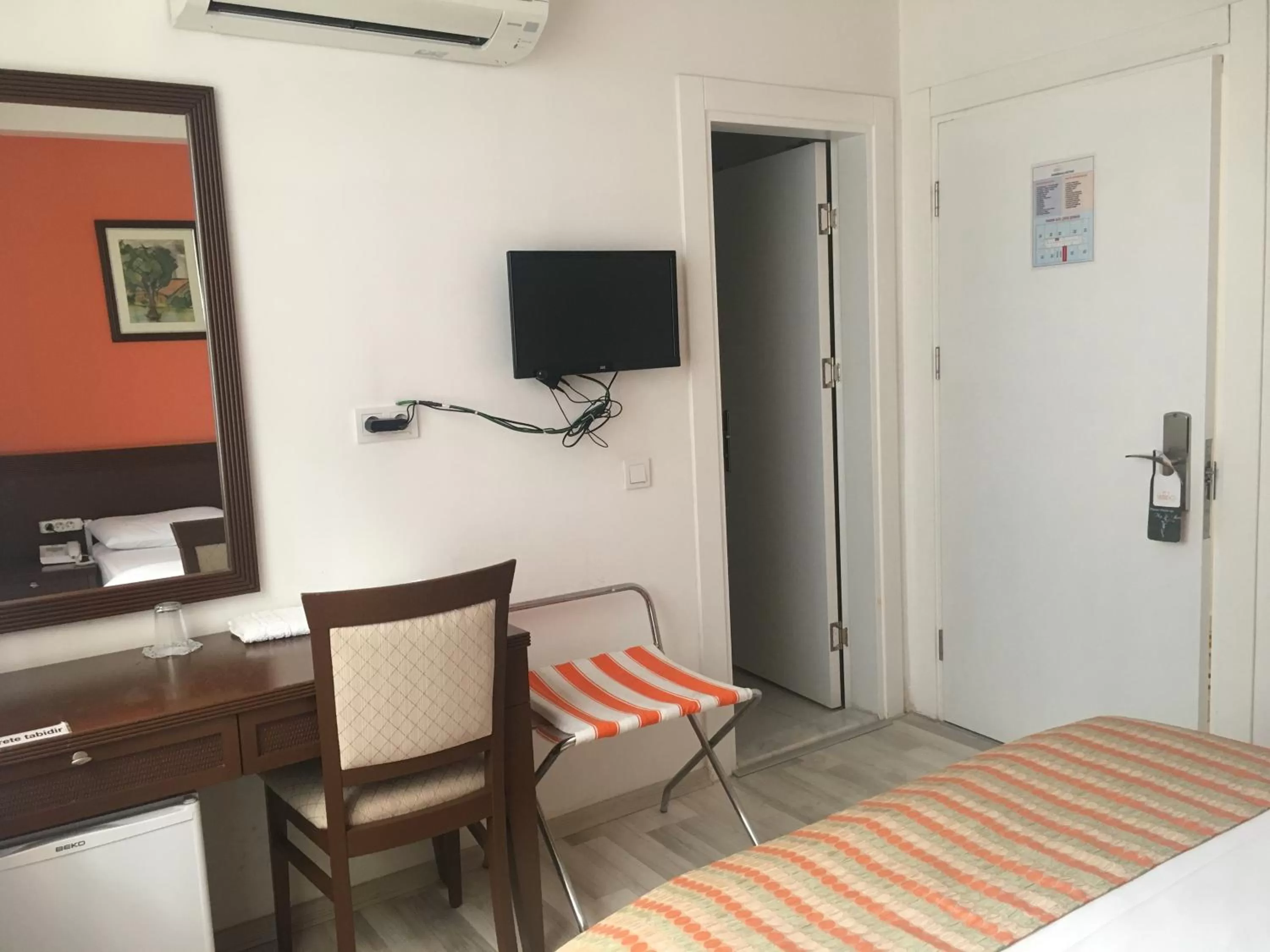 TV and multimedia, Bed in Mutado Hotel