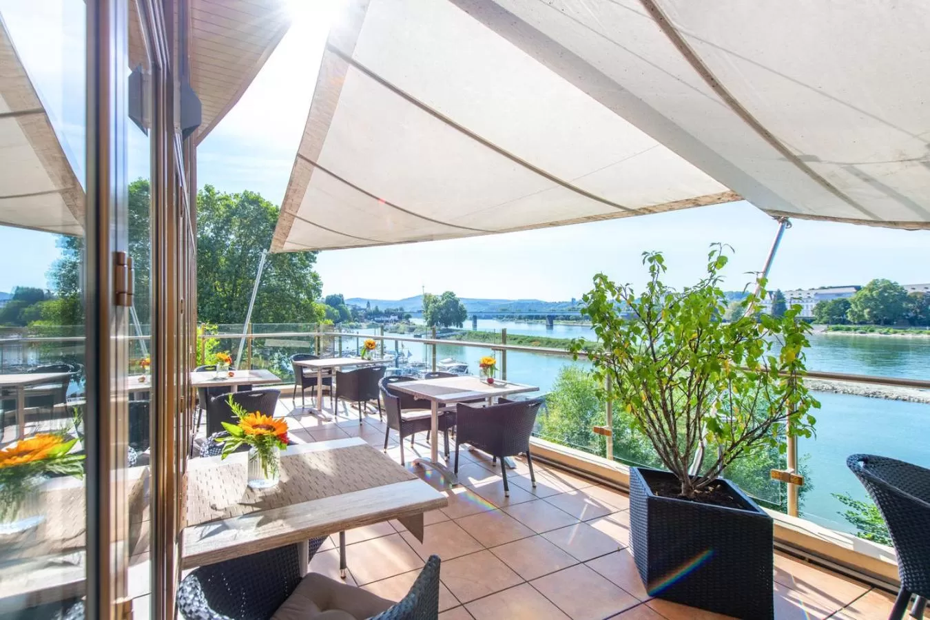 Restaurant/places to eat in Diehls Hotel