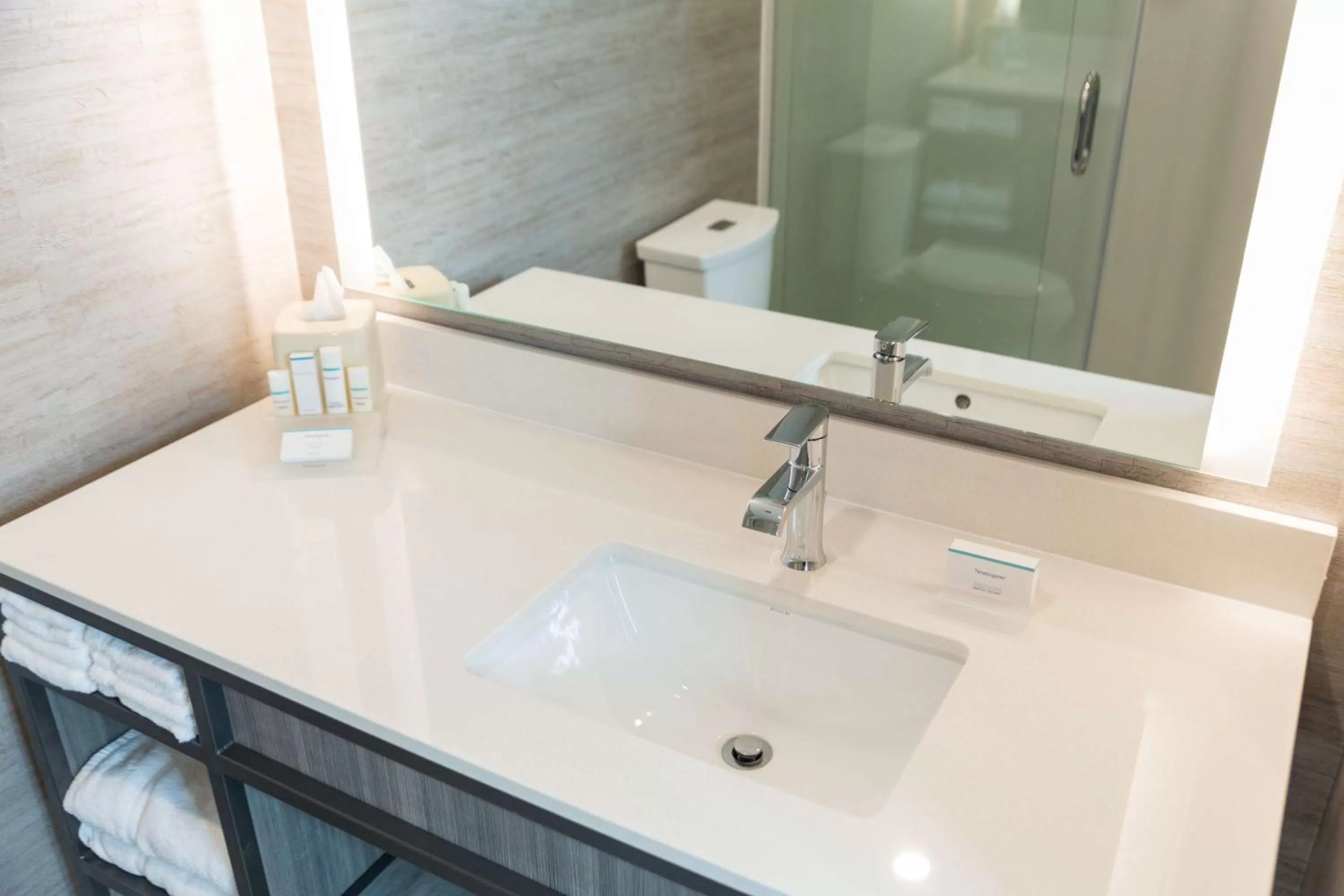 Bathroom in Hilton Garden Inn Montebello / Los Angeles