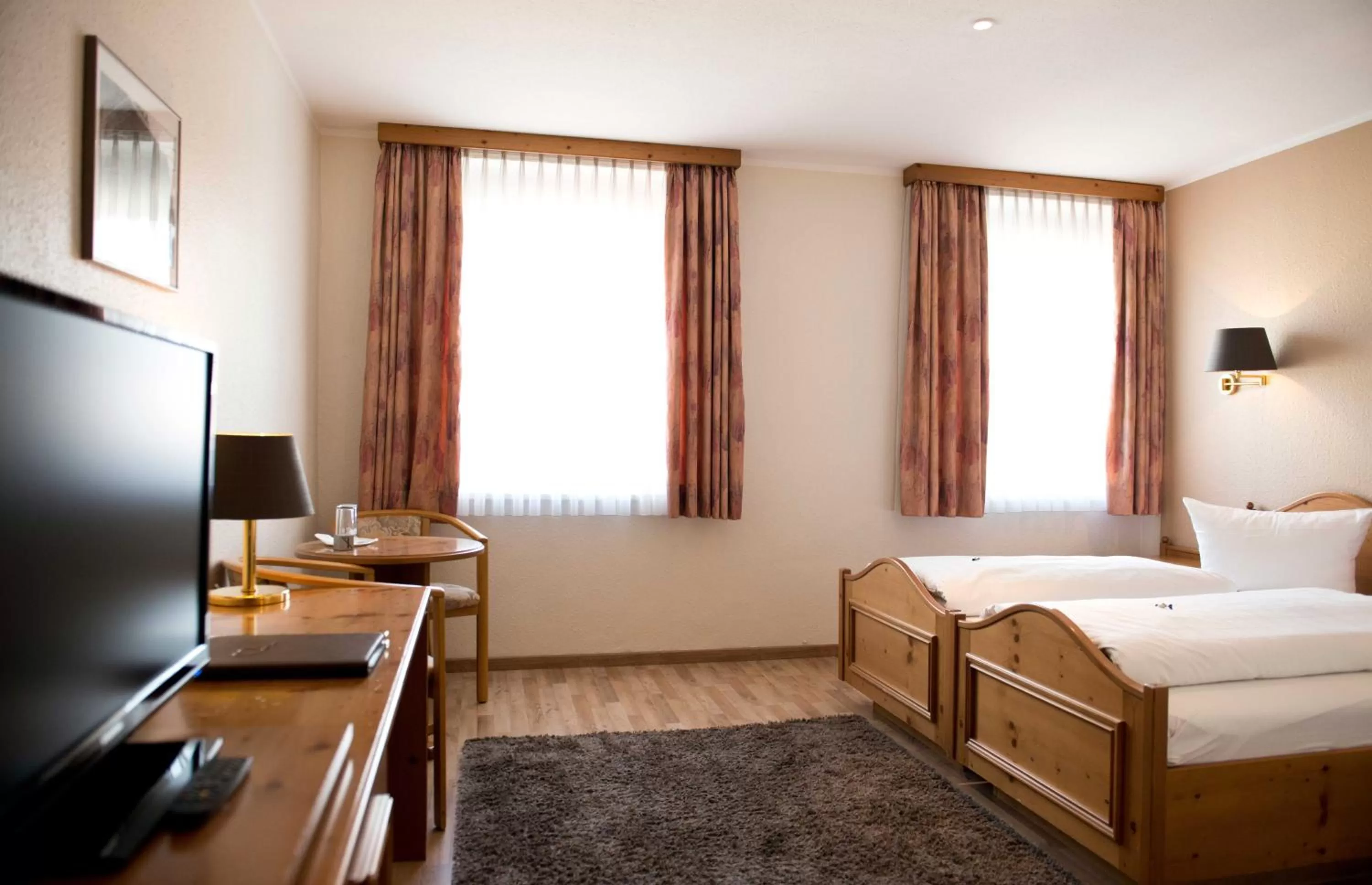 Photo of the whole room, Bed in Hotel Deutsches Haus Anno 1898