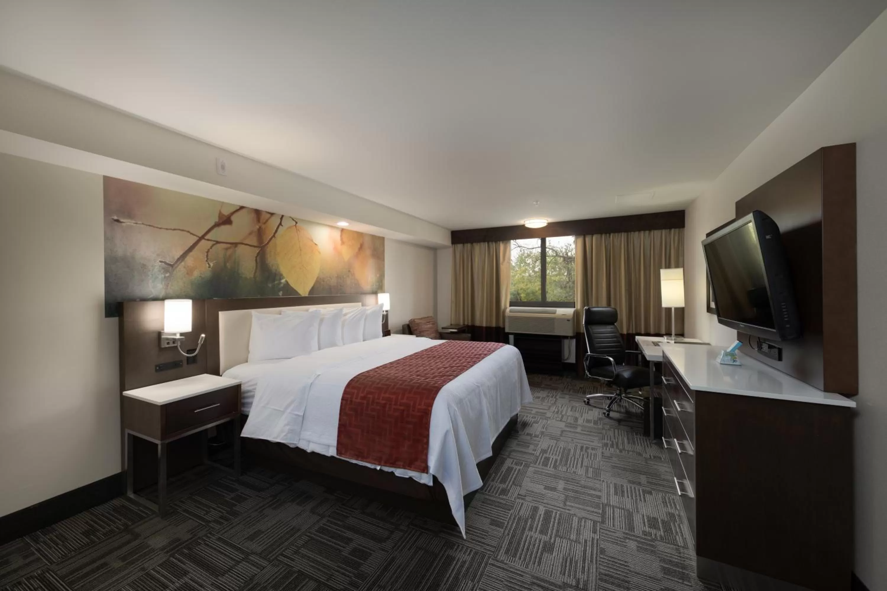 Bed in Holiday Inn Brookfield - Milwaukee by IHG