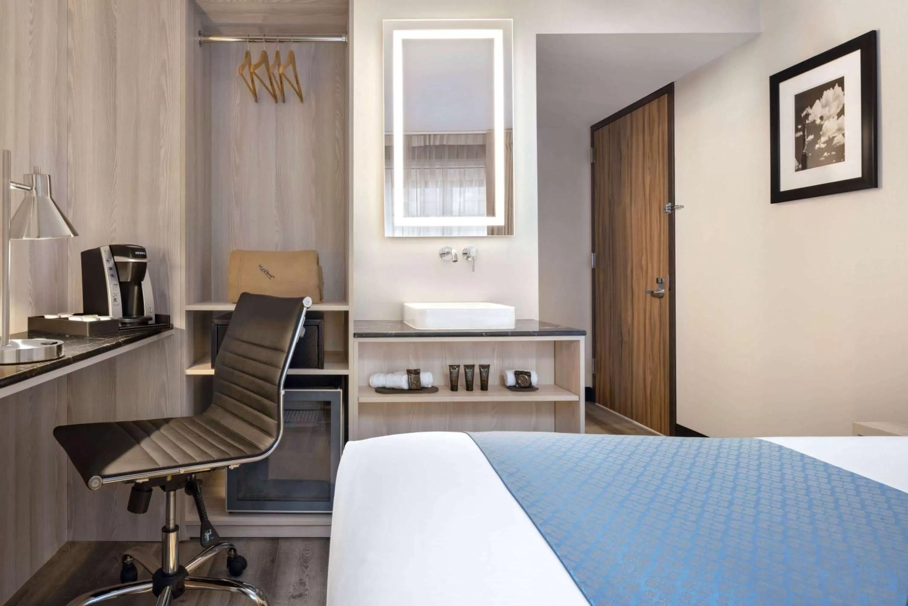 Photo of the whole room, Bed in Wingate by Wyndham New York Midtown South/5th Ave