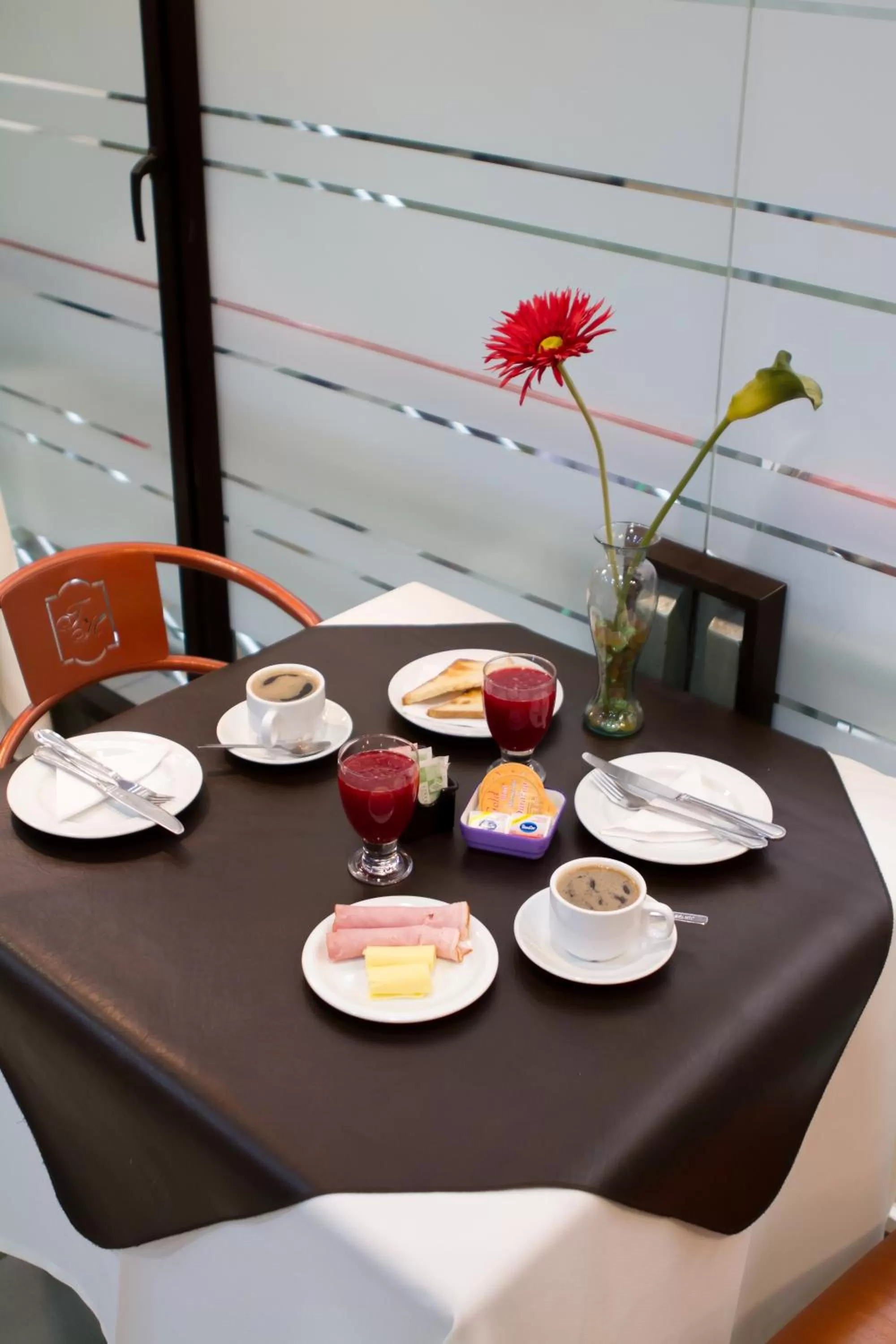 Restaurant/places to eat in Tur Hotel Santiago