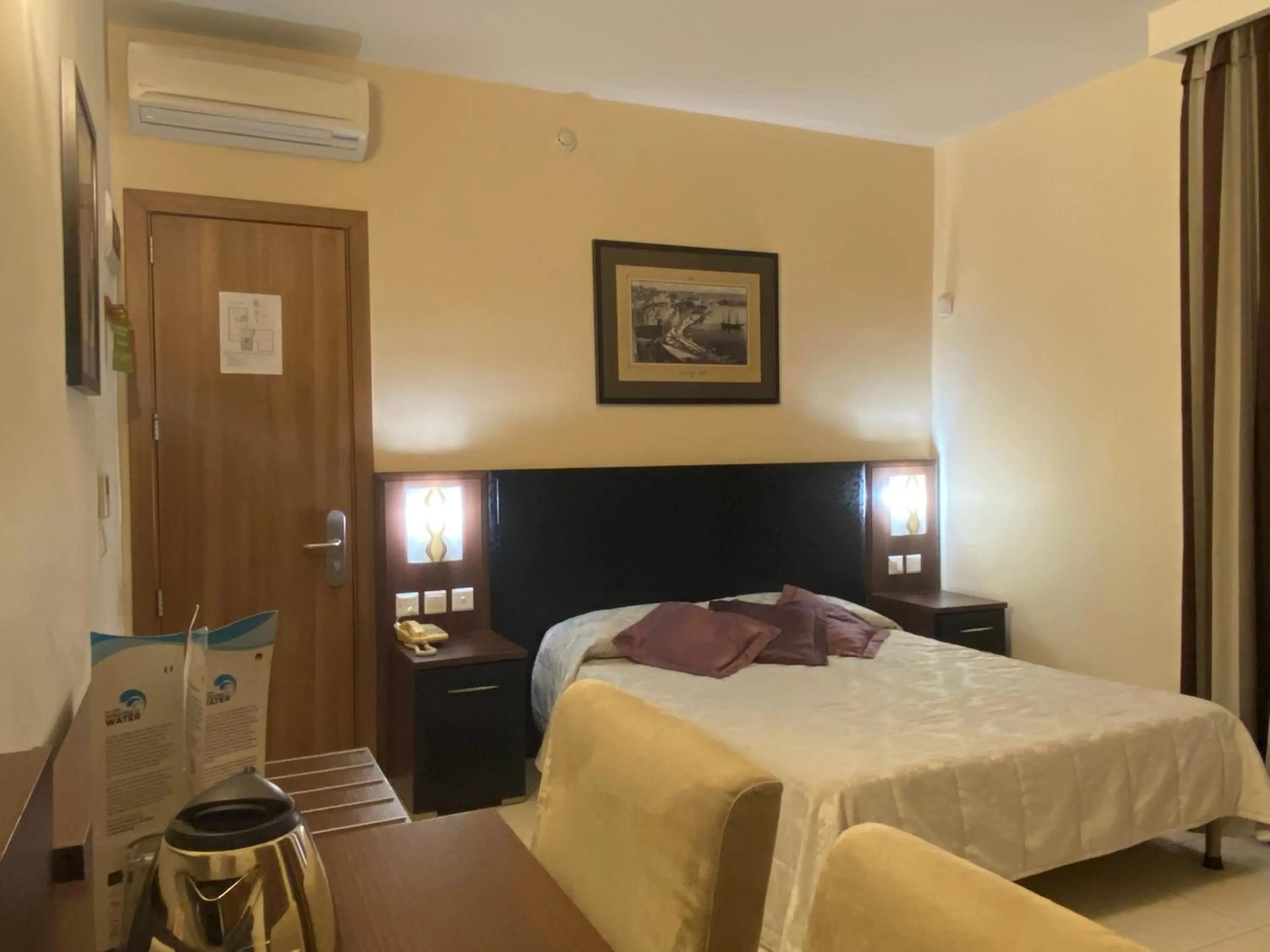 Bedroom, Bed in Grand Harbour Hotel