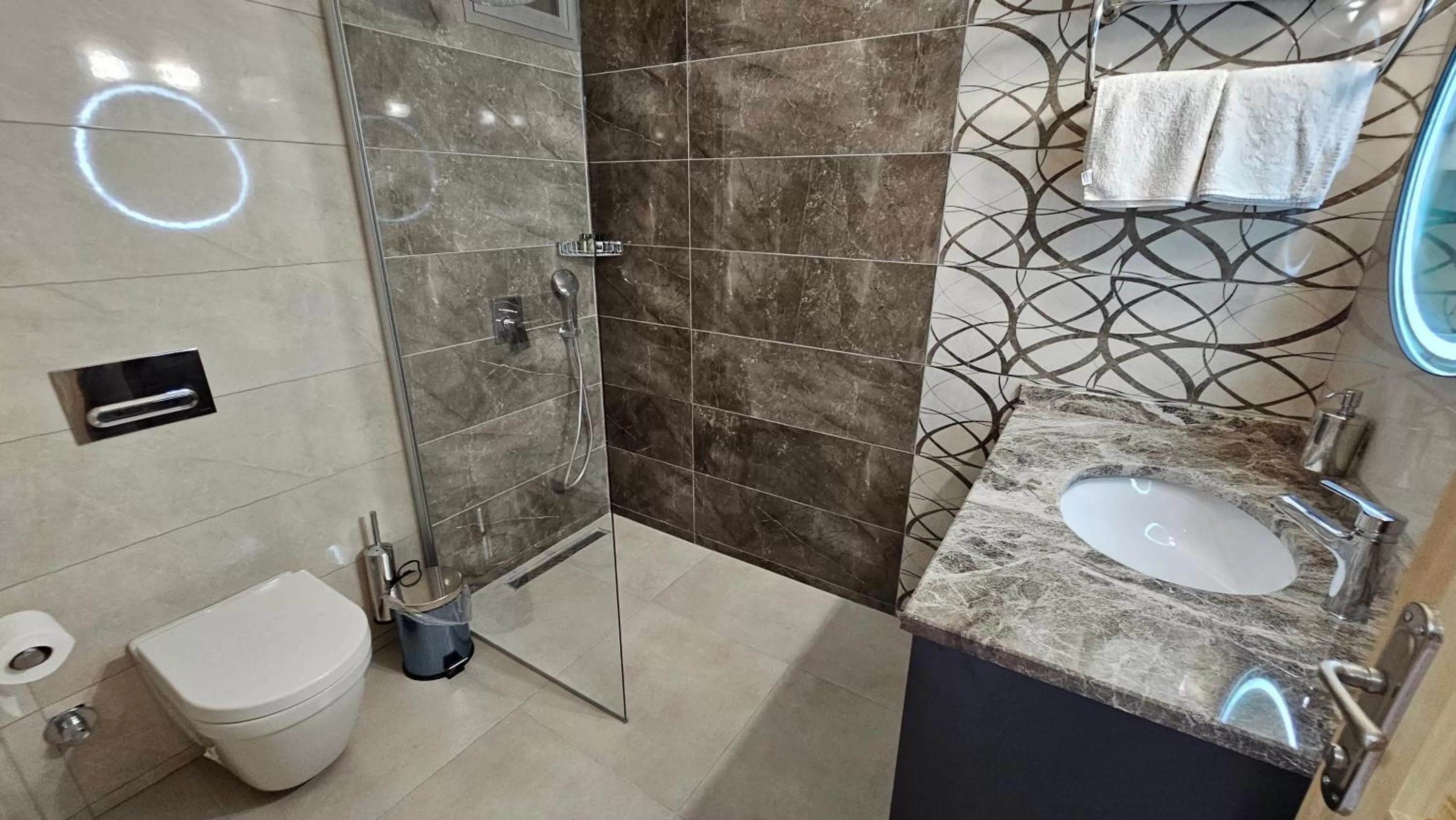 Shower in BURHAN'S HOTEL