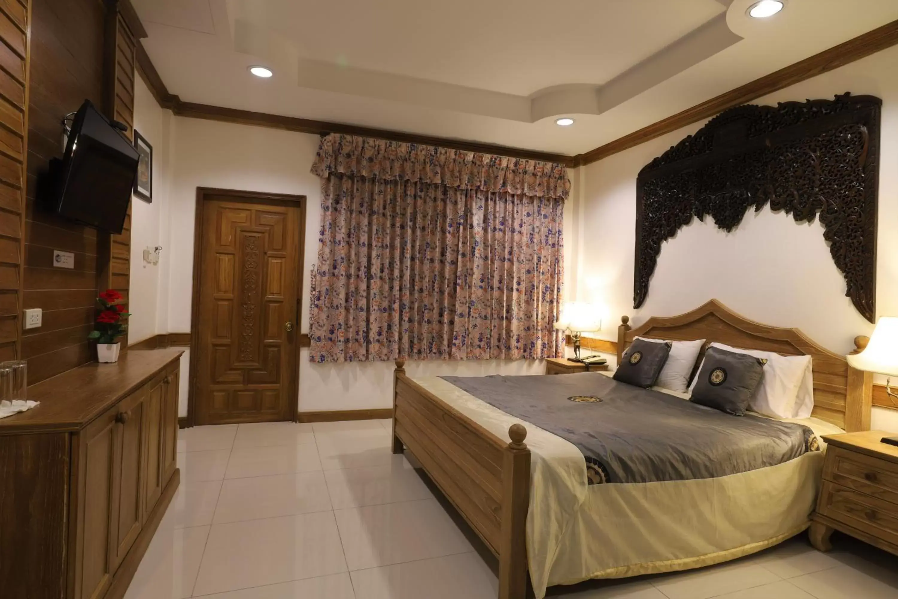 Deluxe King Room in Right Spot Deluxe King Room in Right Spot