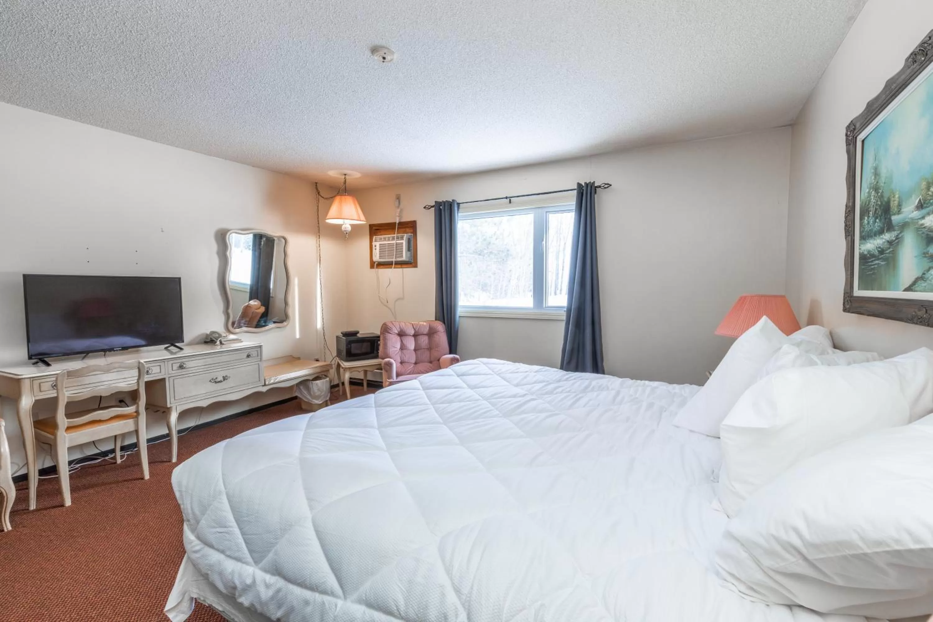 Bed in Englehart Motel