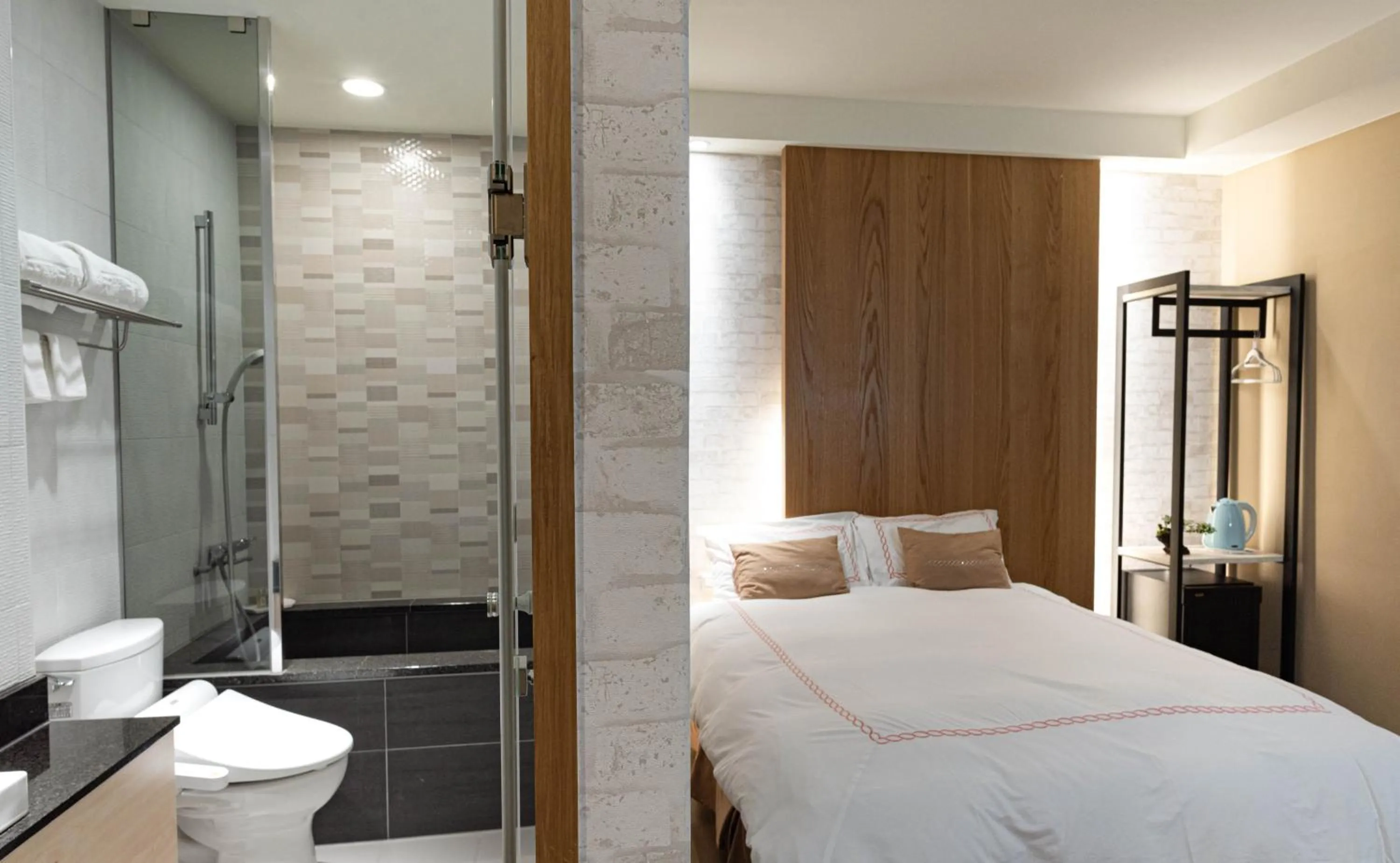 Bathroom, Bed in Tianli Hotel