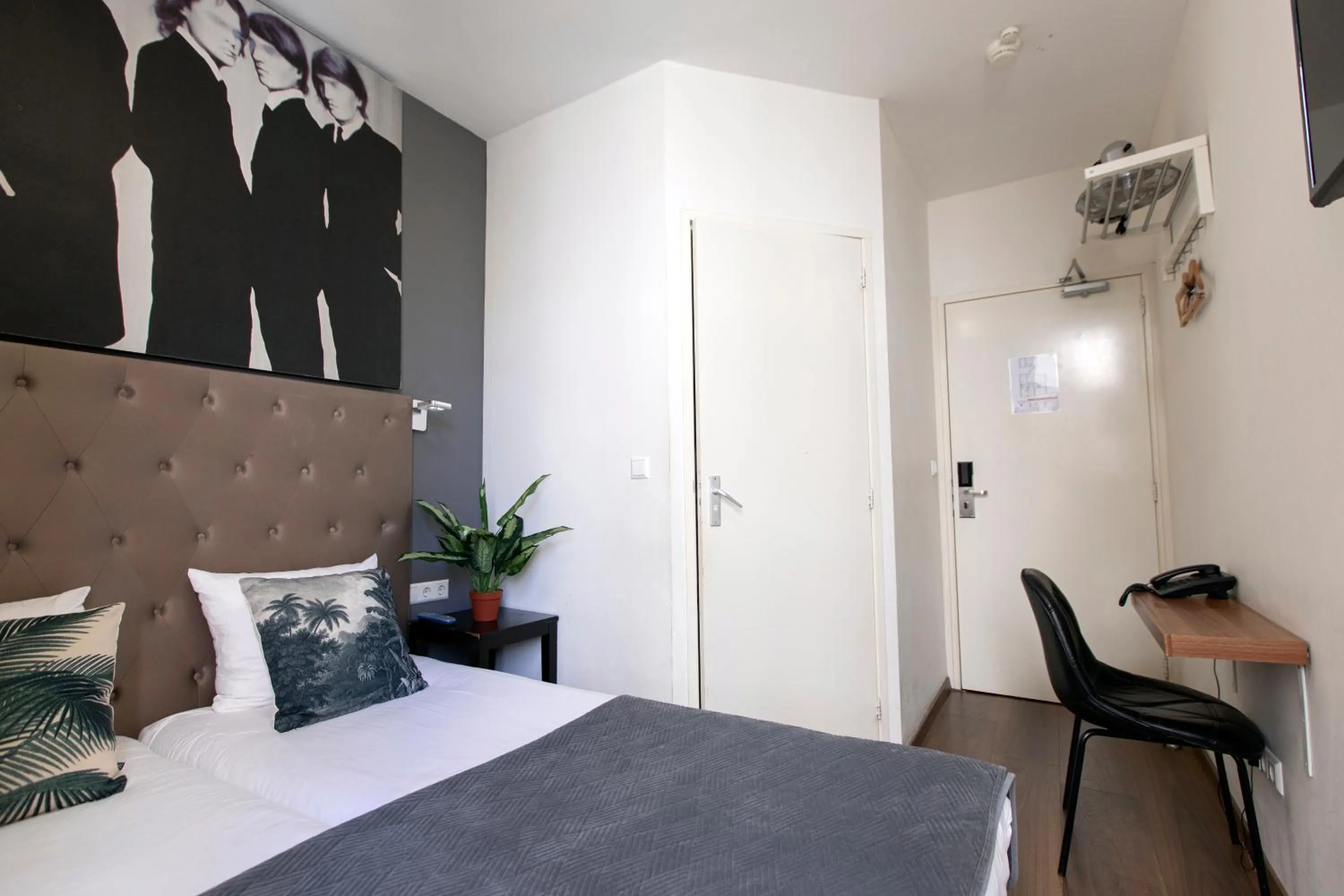 Bed in Quentin Golden Bear Hotel