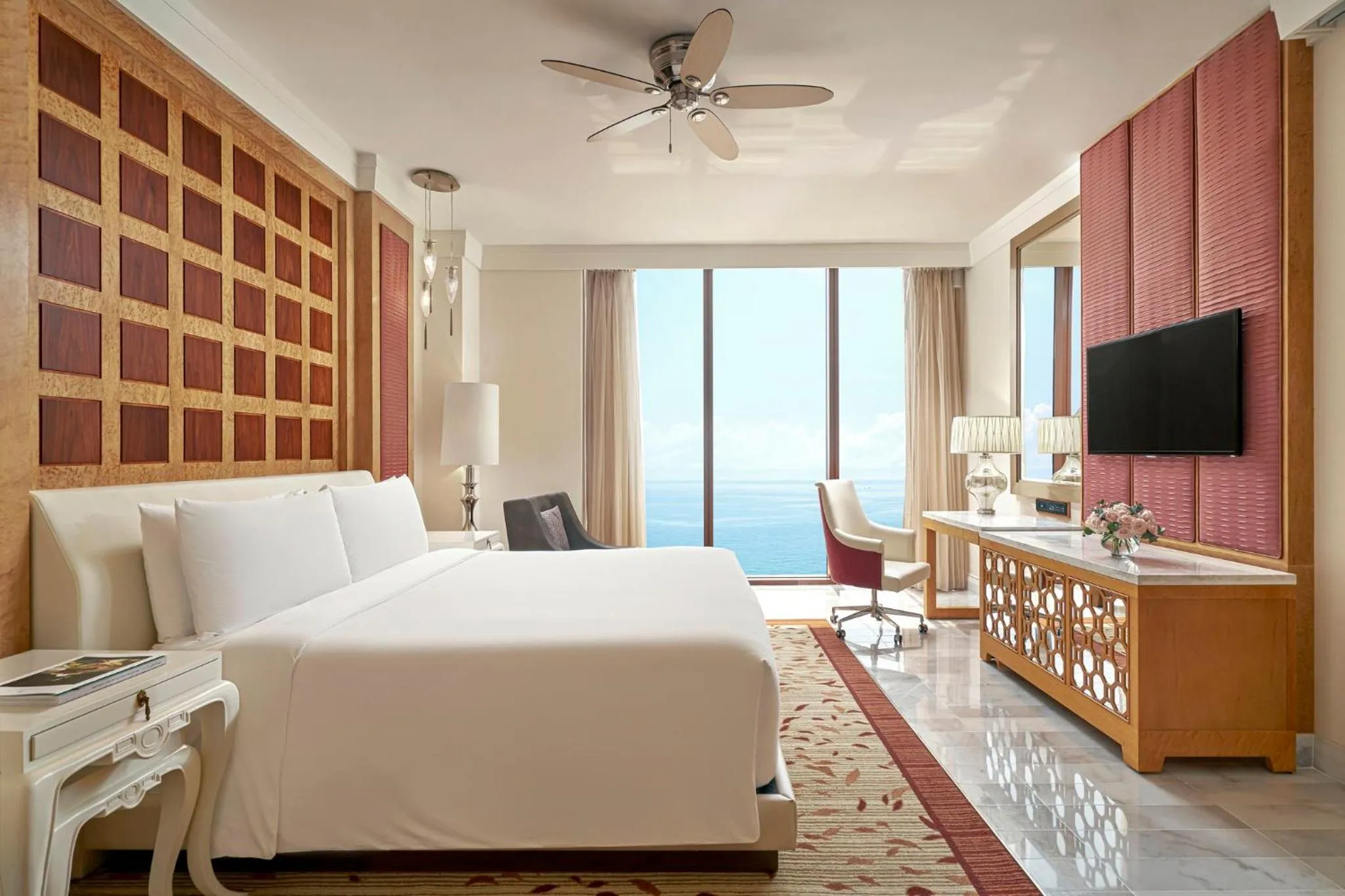 Photo of the whole room, Bed in InterContinental Grand Ho Tram