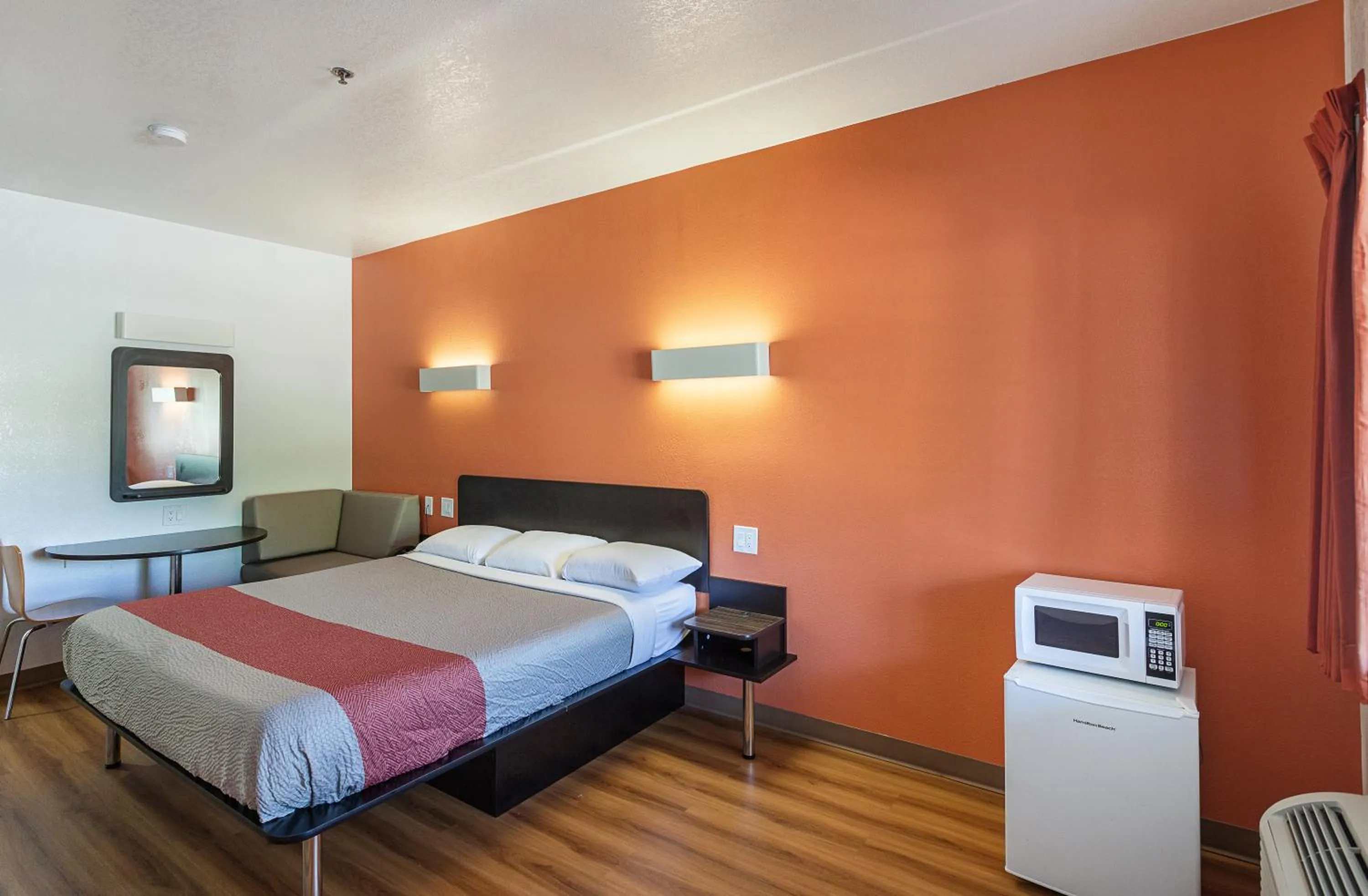 Bedroom, Bed in Motel 6-Bedford, TX - Fort Worth