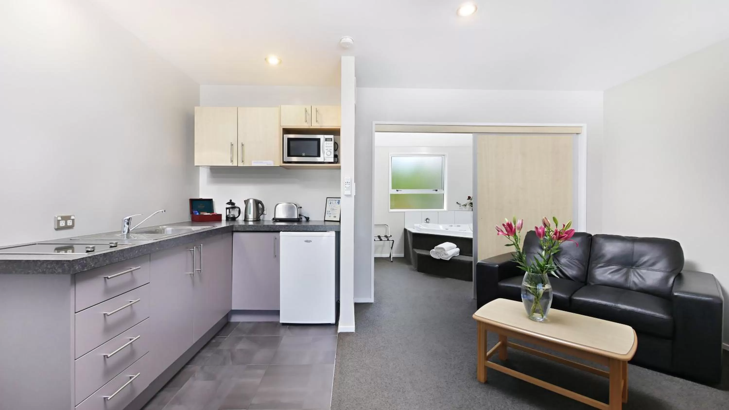 Hot Tub in Arthur's Court Motor Lodge