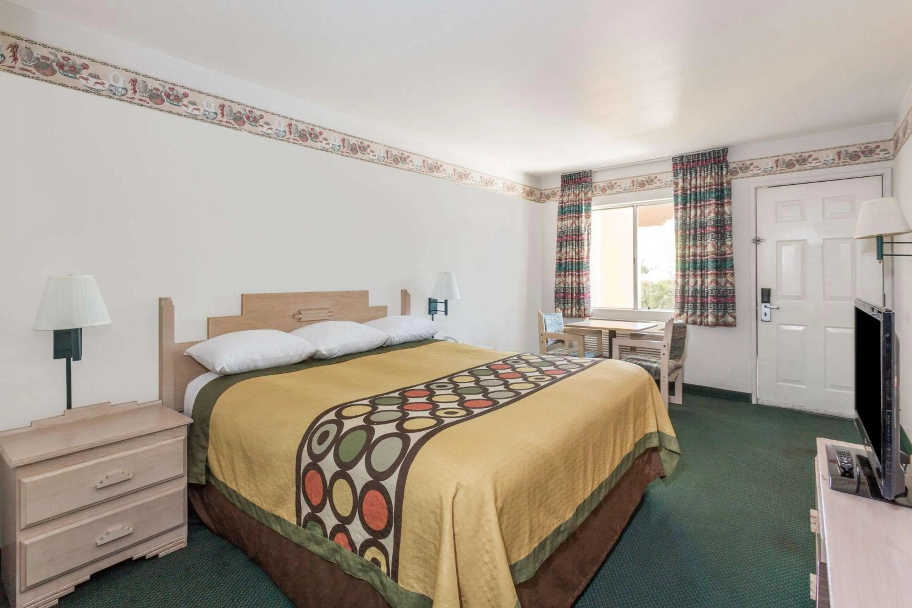 Photo of the whole room, Bed in Super 8 by Wyndham Cottonwood